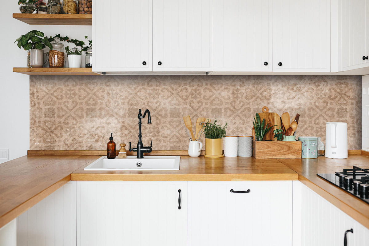 Küche - Shabby Chic Patchwork Fliesen Wanddekor hinter weißen Hochglanz-Küchenregalen und schwarzem Wasserhahn