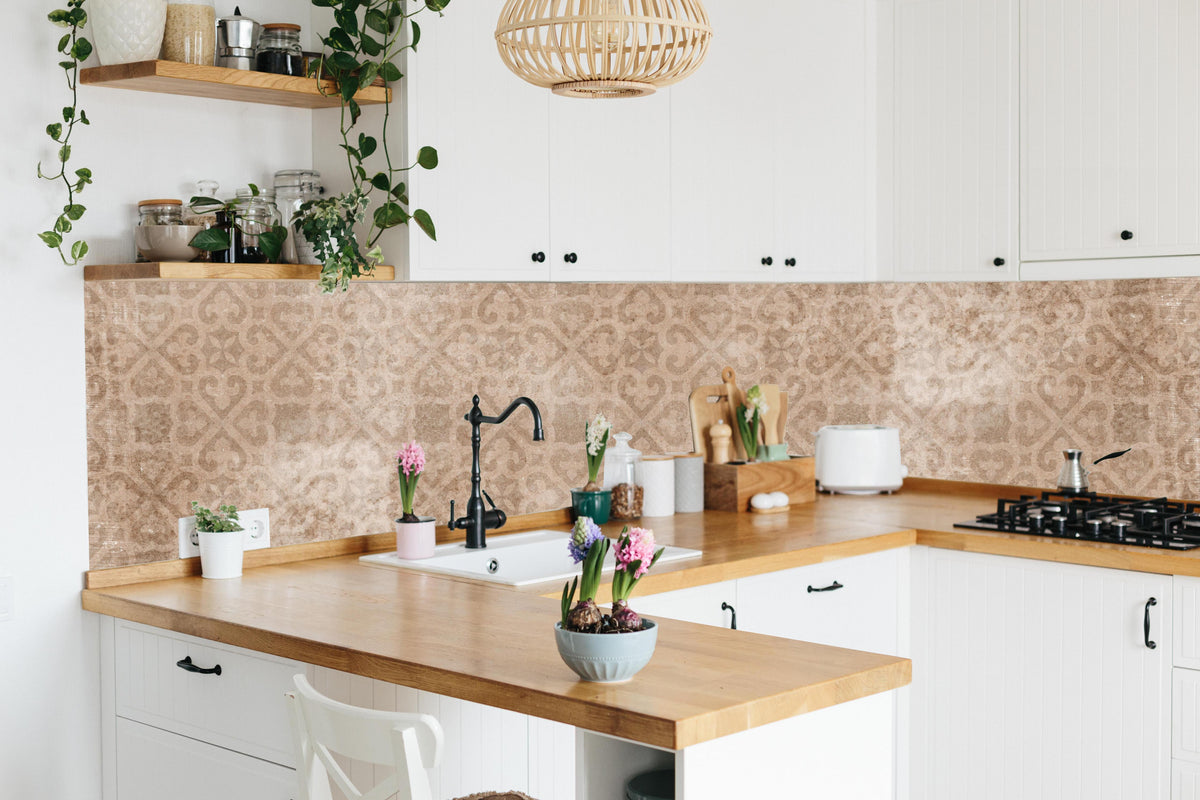 Küche - Shabby Chic Patchwork Fliesen Wanddekor hinter weißen Hochglanz-Küchenregalen und schwarzem Wasserhahn