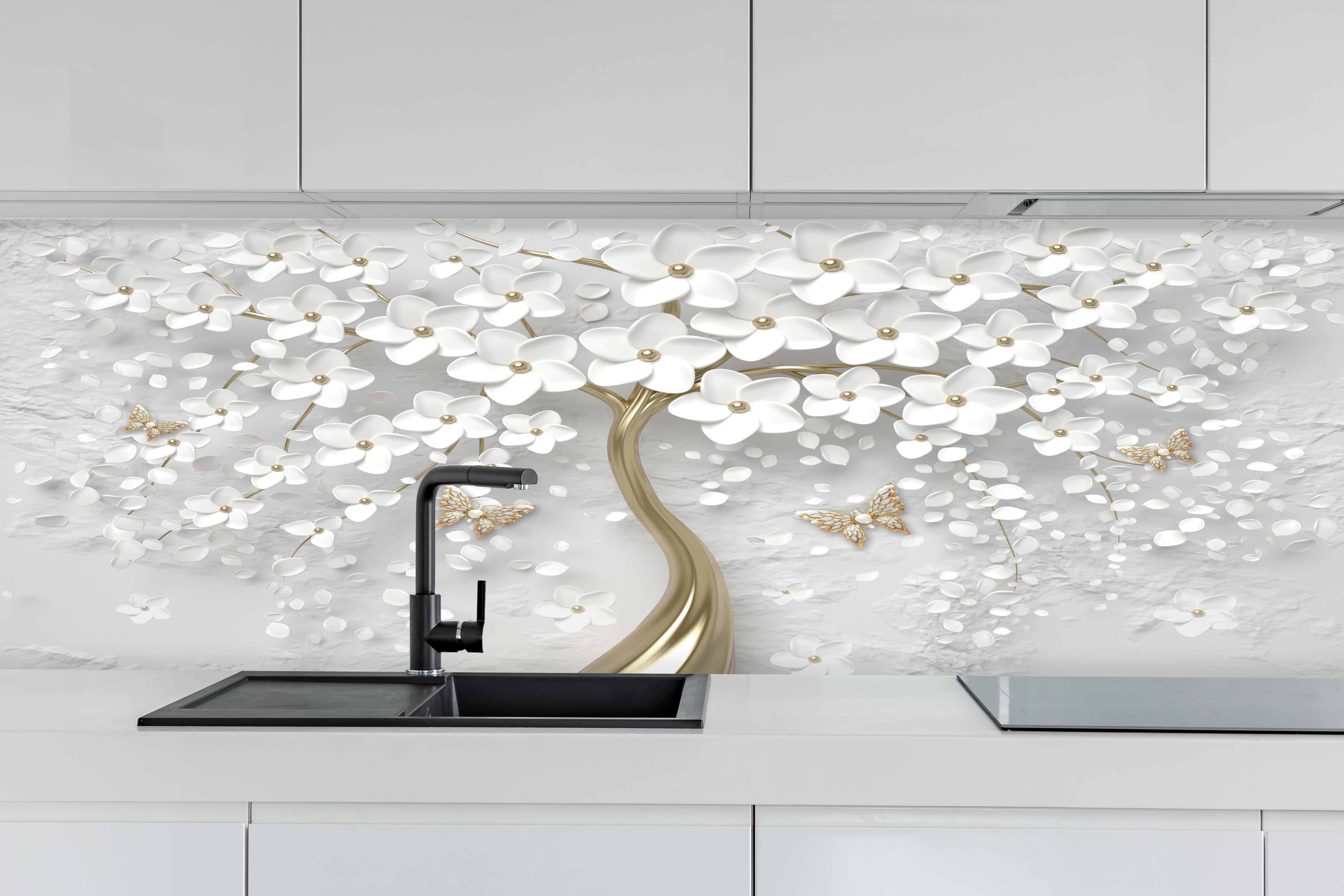 Küche - Silberner Baum - Floral hinter weißen Hochglanz-Küchenregalen und schwarzem Wasserhahn