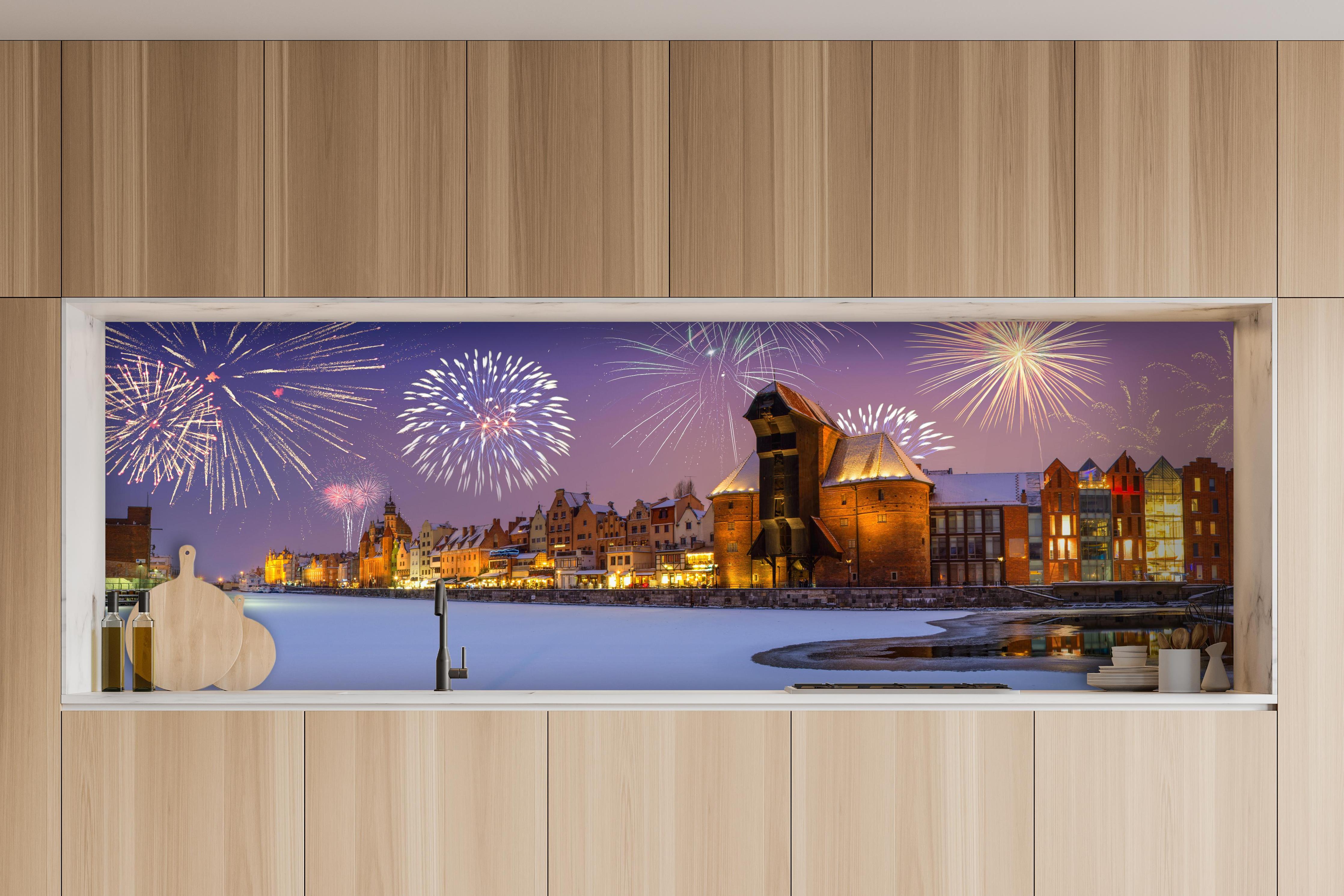 Küche - Silvester Feuerwerk Gdansk Winternacht hinter weißen Hochglanz-Küchenregalen und schwarzem Wasserhahn