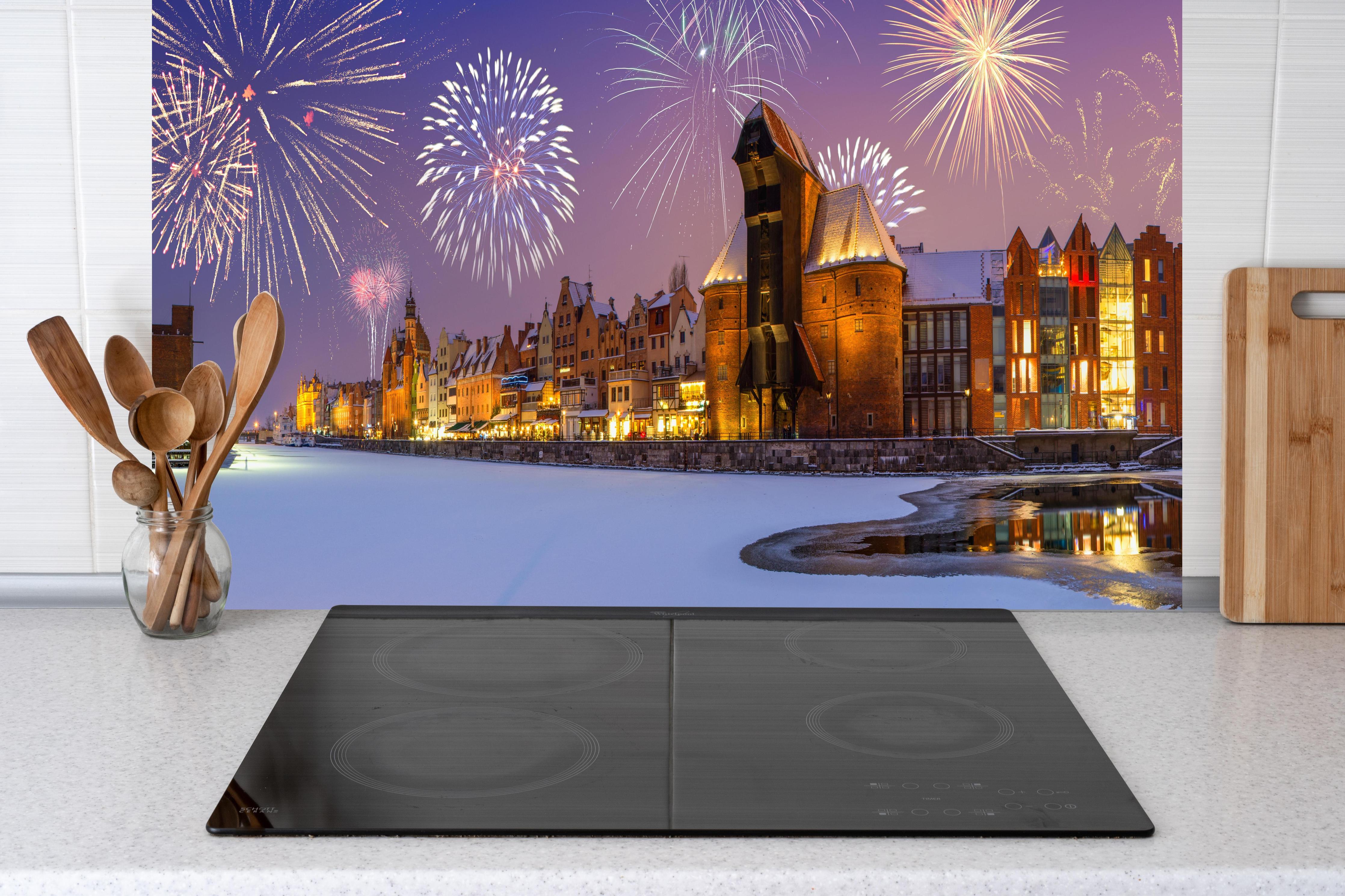 Küche - Silvester Feuerwerk Gdansk Winternacht hinter weißen Hochglanz-Küchenregalen und schwarzem Wasserhahn