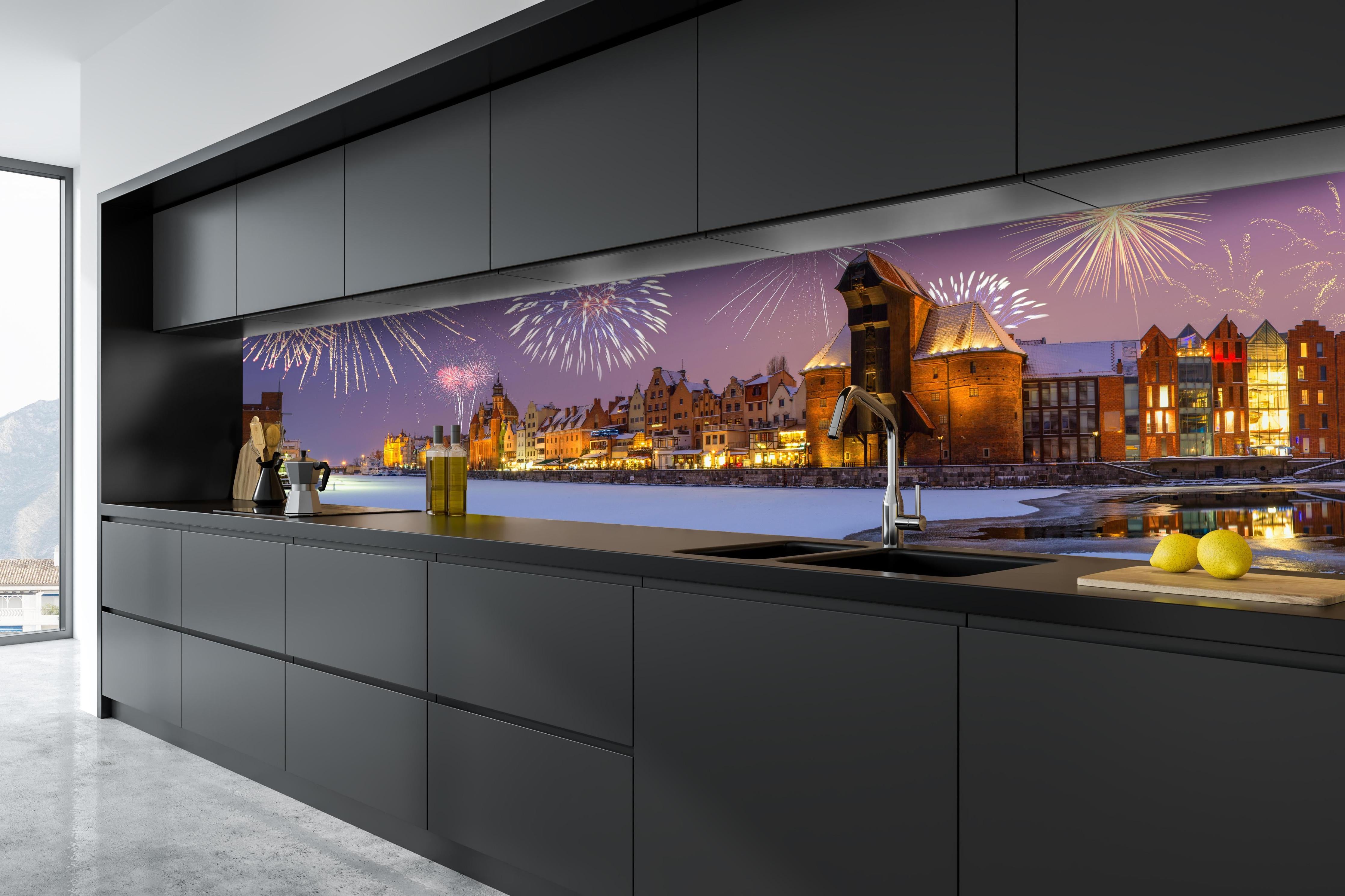 Küche - Silvester Feuerwerk Gdansk Winternacht hinter weißen Hochglanz-Küchenregalen und schwarzem Wasserhahn