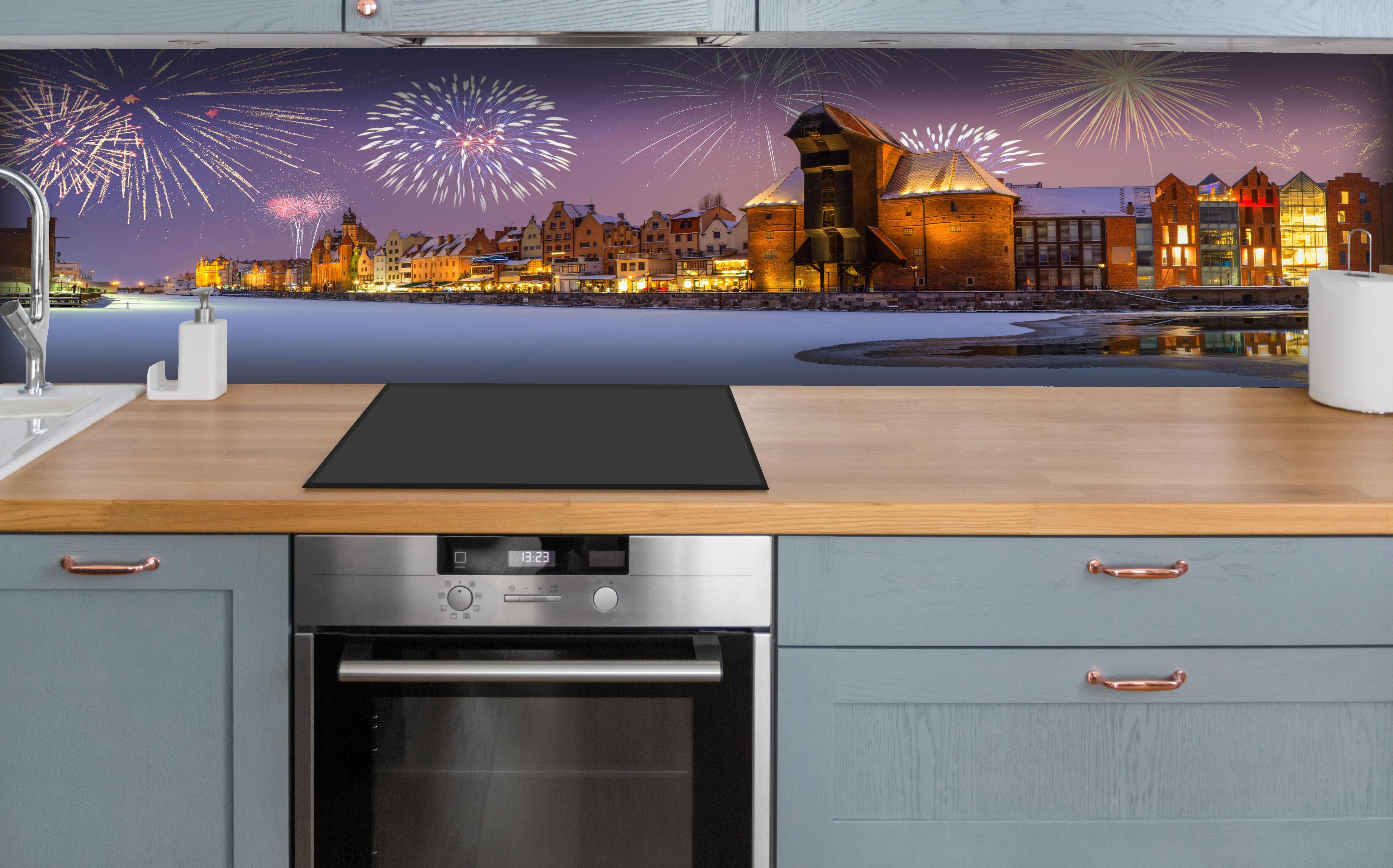 Küche - Silvester Feuerwerk Gdansk Winternacht hinter weißen Hochglanz-Küchenregalen und schwarzem Wasserhahn