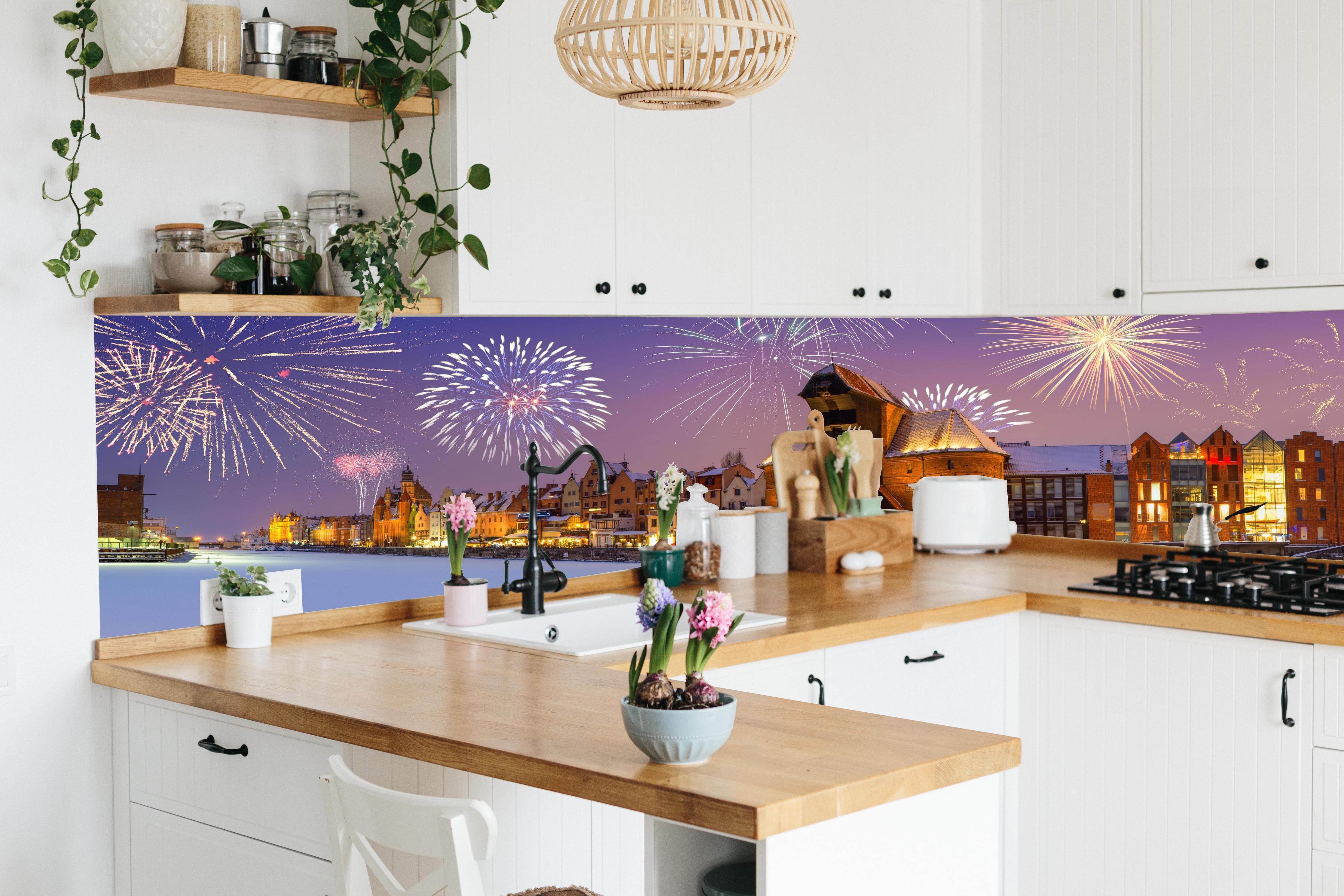 Küche - Silvester Feuerwerk Gdansk Winternacht hinter weißen Hochglanz-Küchenregalen und schwarzem Wasserhahn