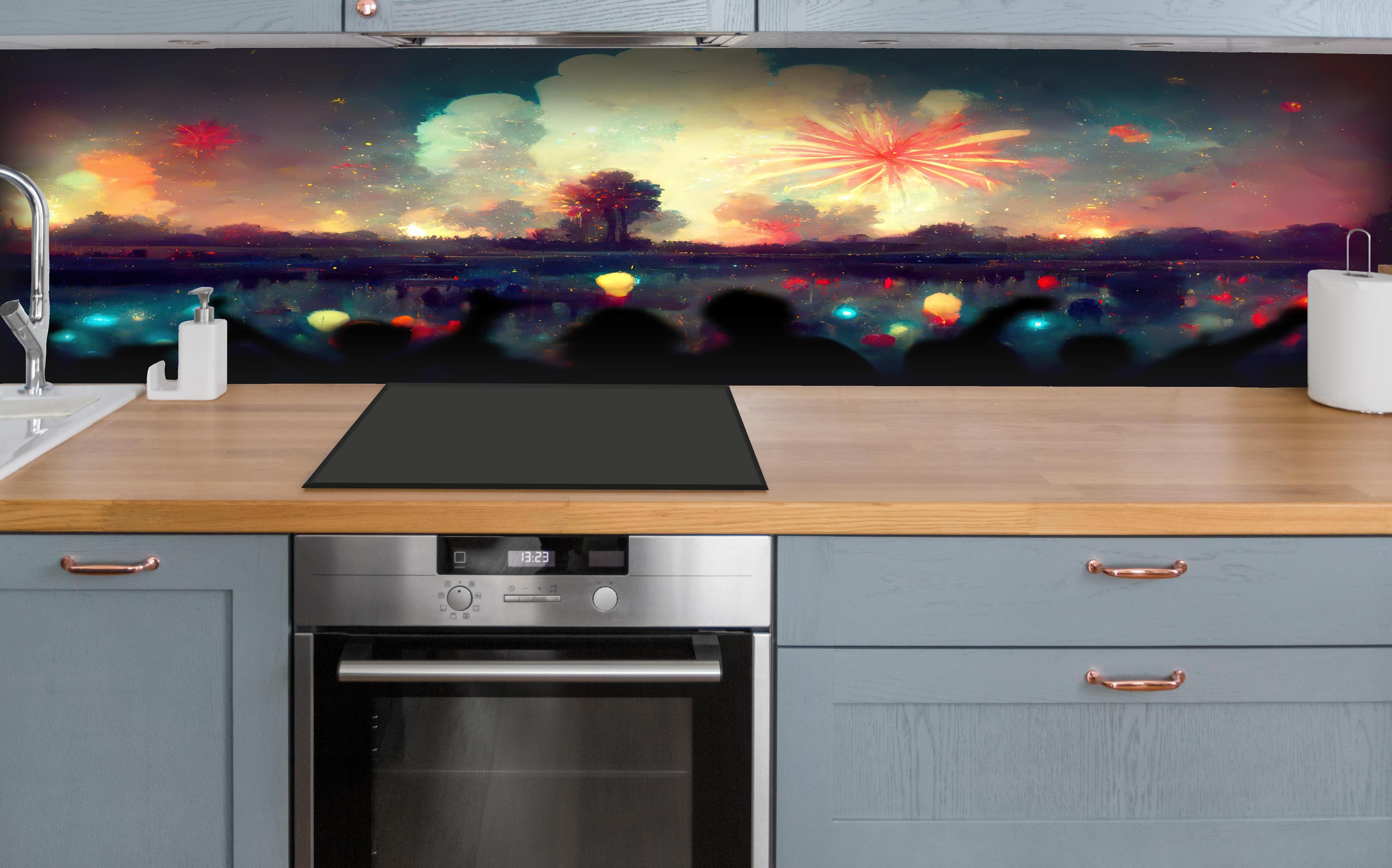 Küche - Silvesternacht - Illustration hinter weißen Hochglanz-Küchenregalen und schwarzem Wasserhahn