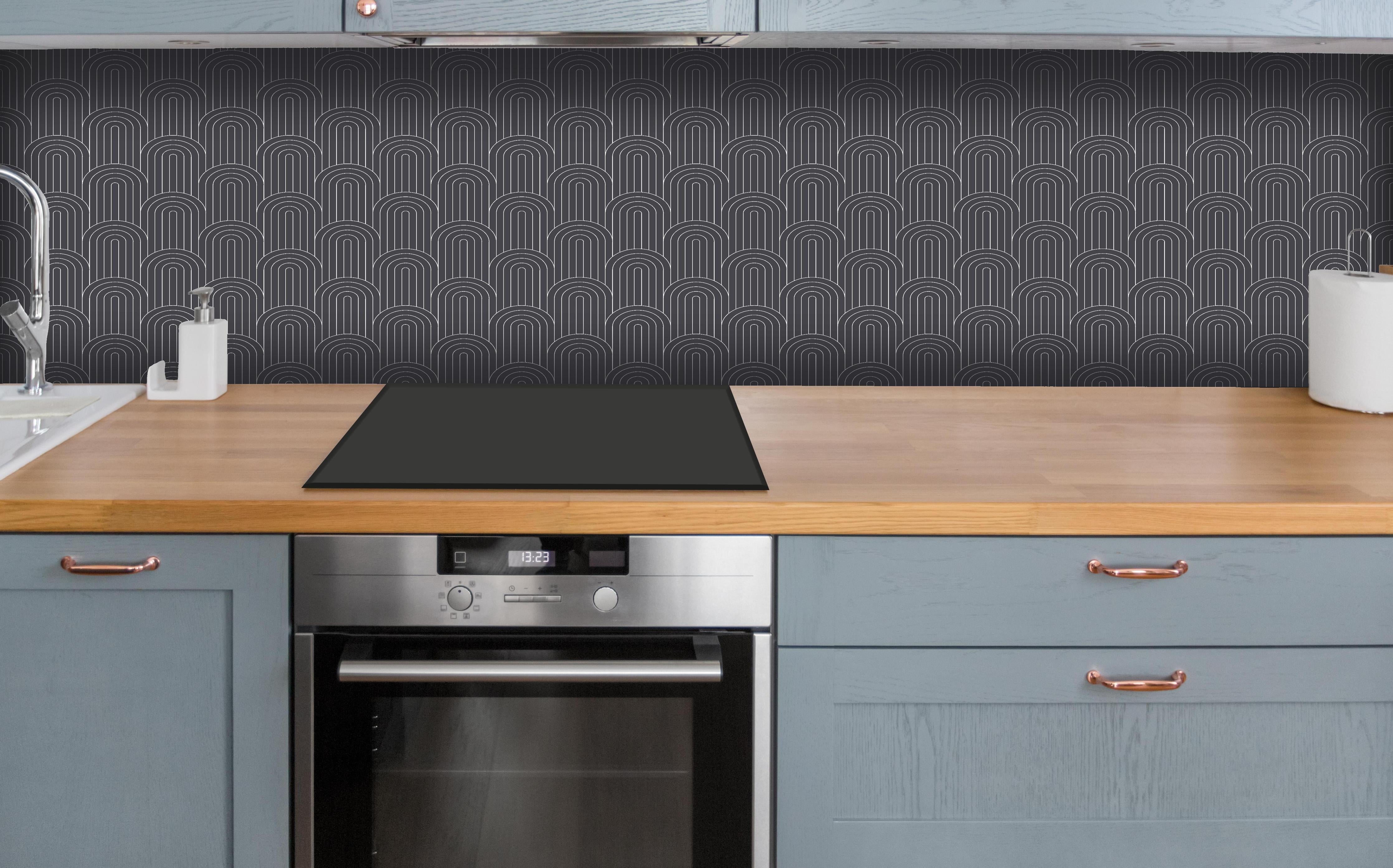 Küche - Simmetria Arcate Antracite hinter weißen Hochglanz-Küchenregalen und schwarzem Wasserhahn