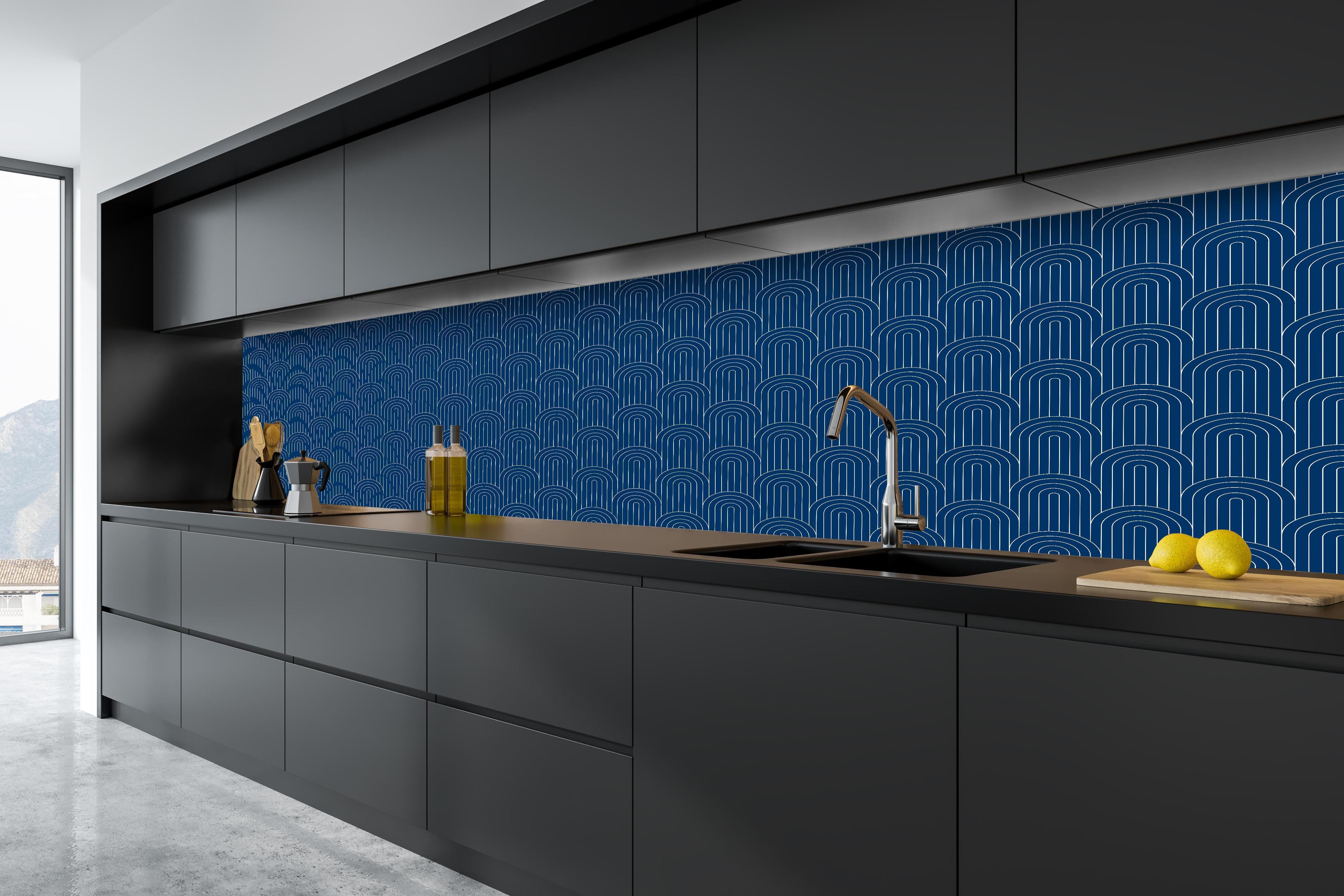 Küche - Simmetria Arcate Blu notte hinter weißen Hochglanz-Küchenregalen und schwarzem Wasserhahn