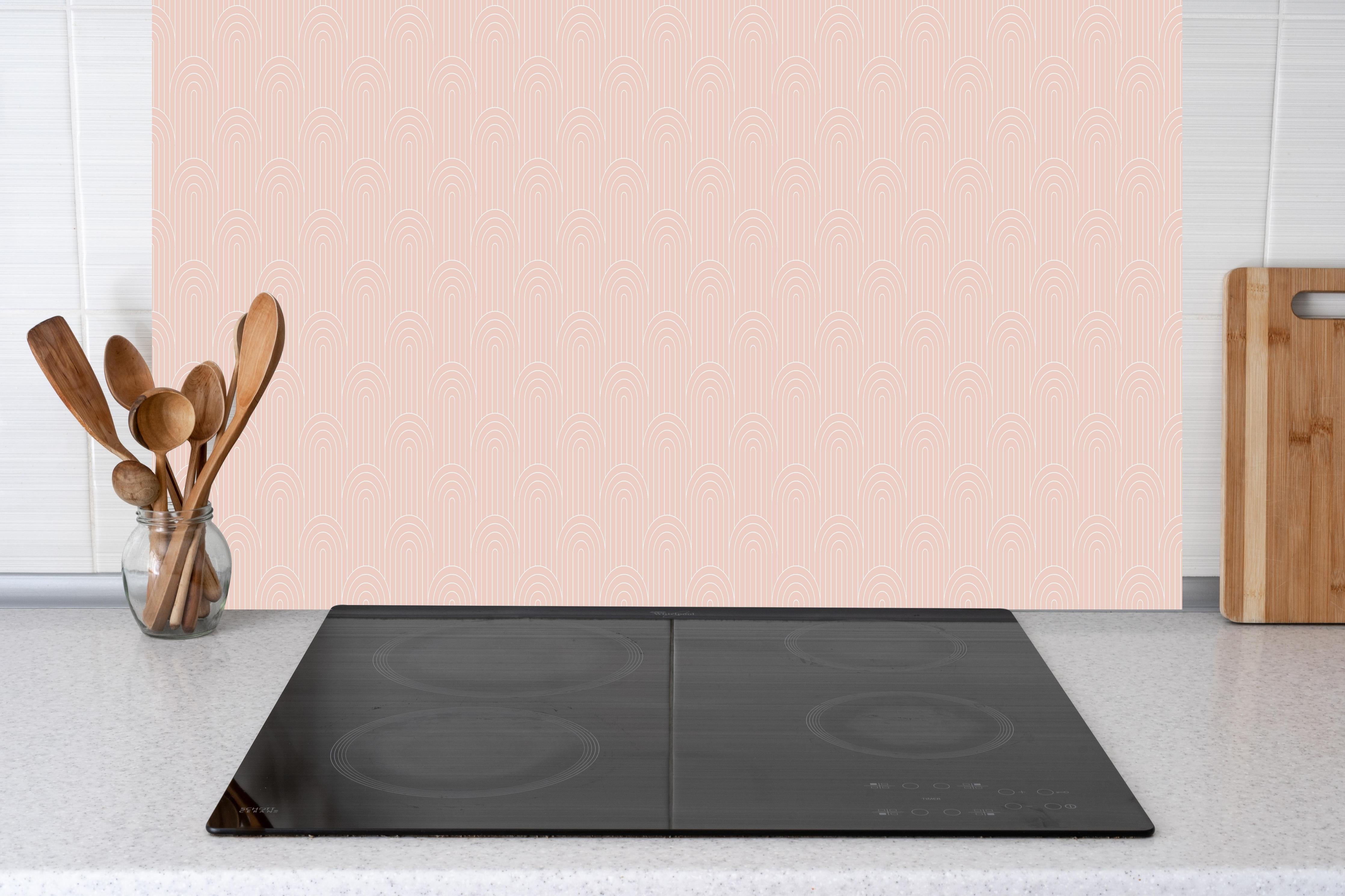 Küche - Simmetria Arcate Cipria hinter weißen Hochglanz-Küchenregalen und schwarzem Wasserhahn