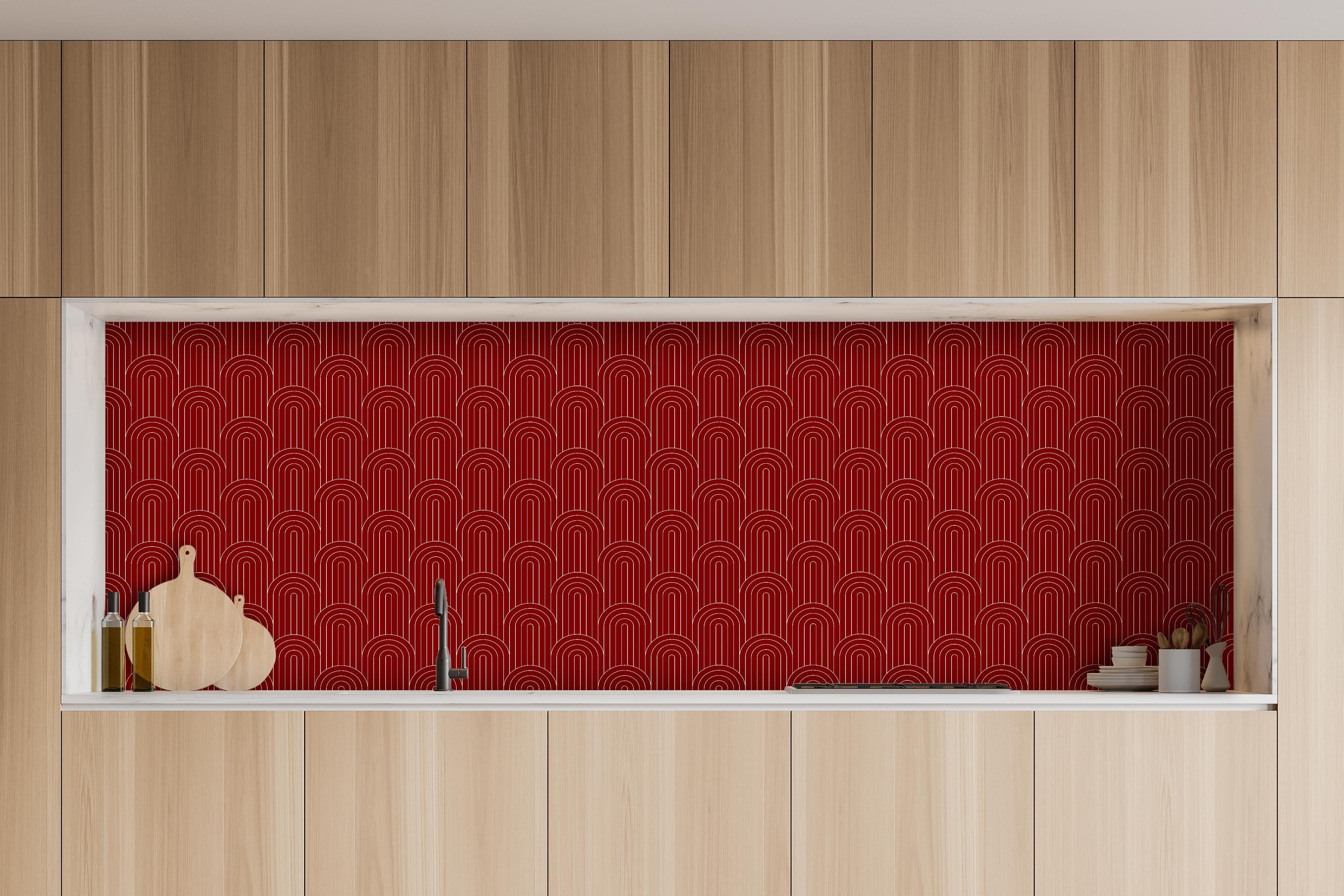 Küche - Simmetria Arcate Granata hinter weißen Hochglanz-Küchenregalen und schwarzem Wasserhahn