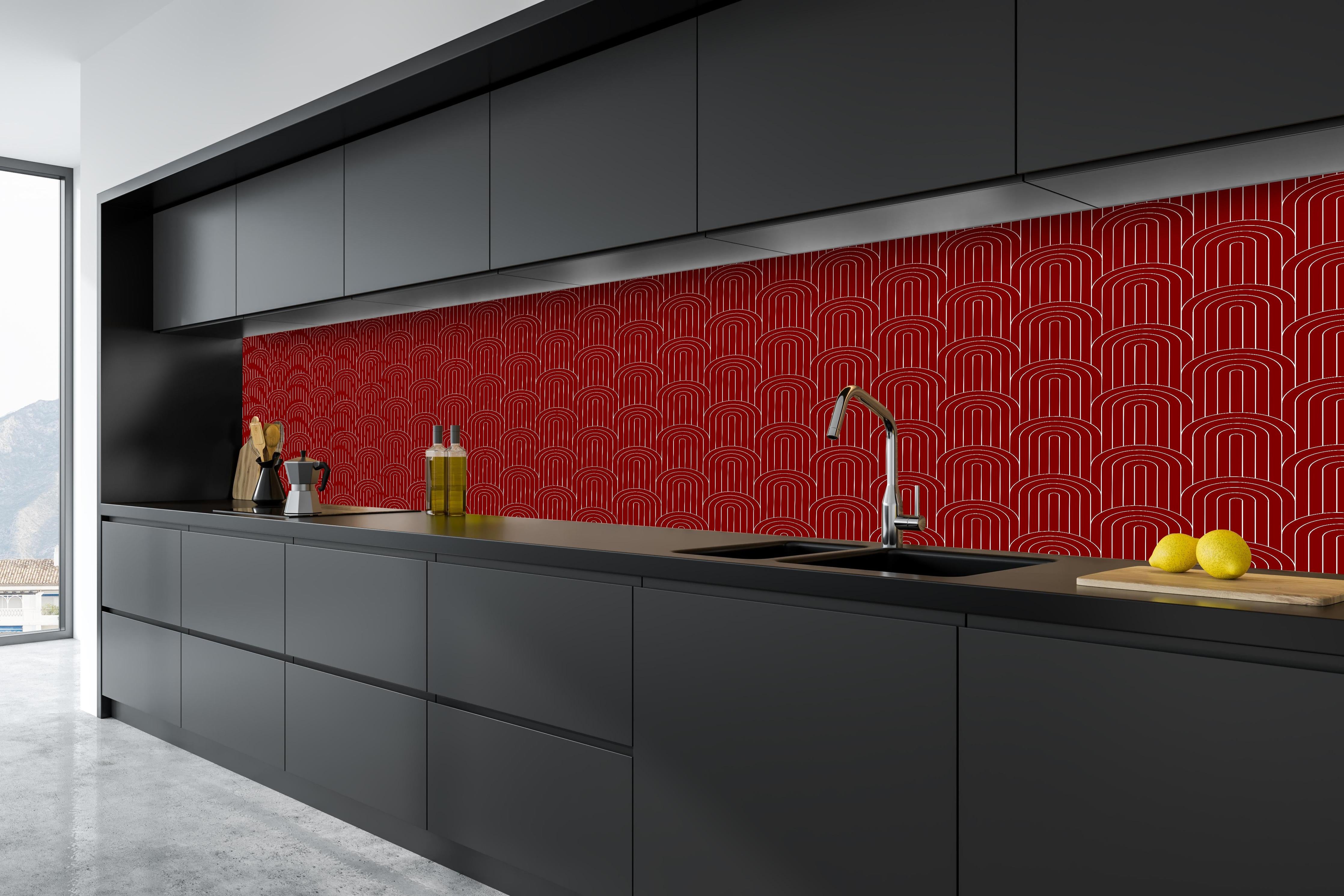 Küche - Simmetria Arcate Granata hinter weißen Hochglanz-Küchenregalen und schwarzem Wasserhahn