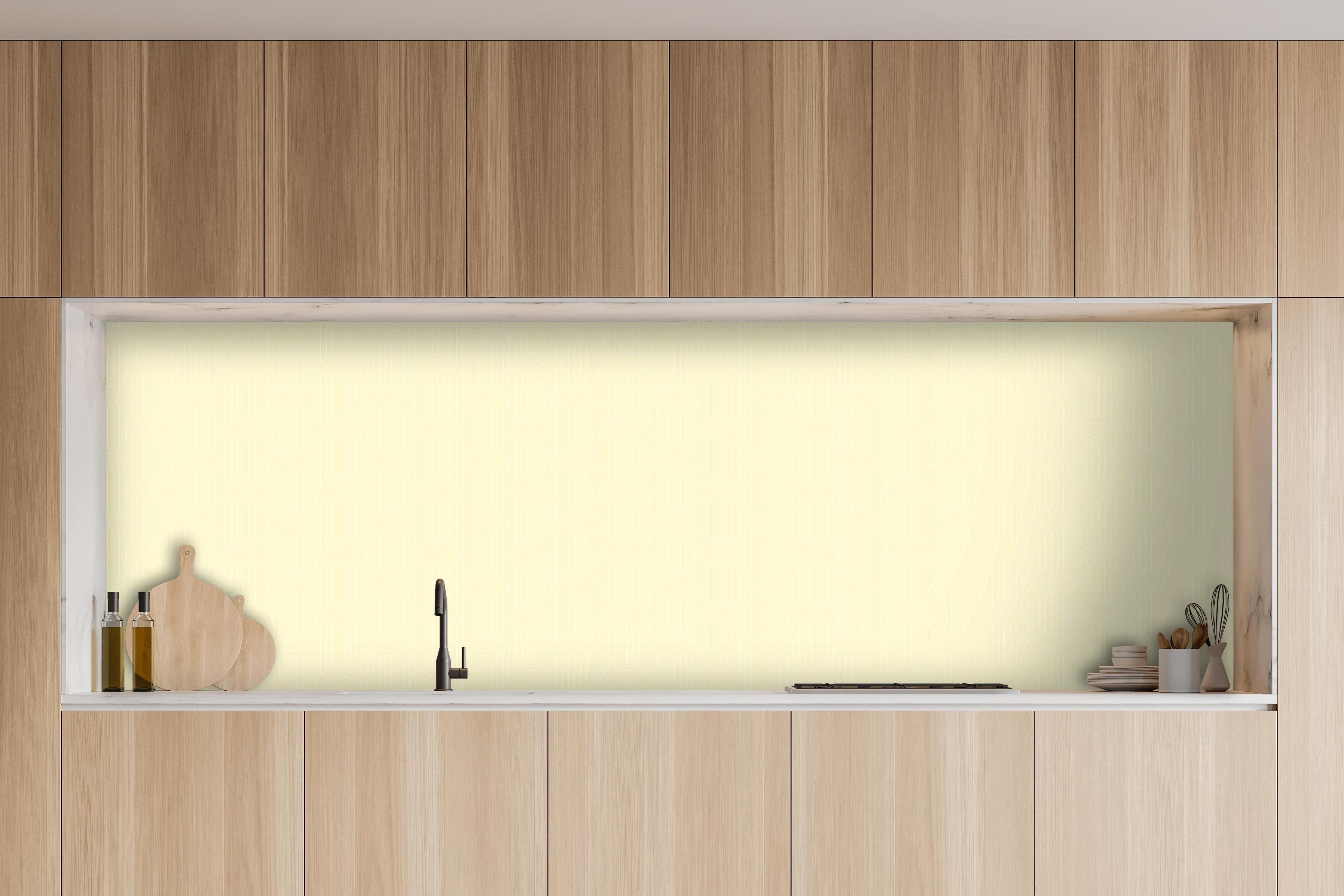 Küche - Simmetria Arcate Limone crema hinter weißen Hochglanz-Küchenregalen und schwarzem Wasserhahn