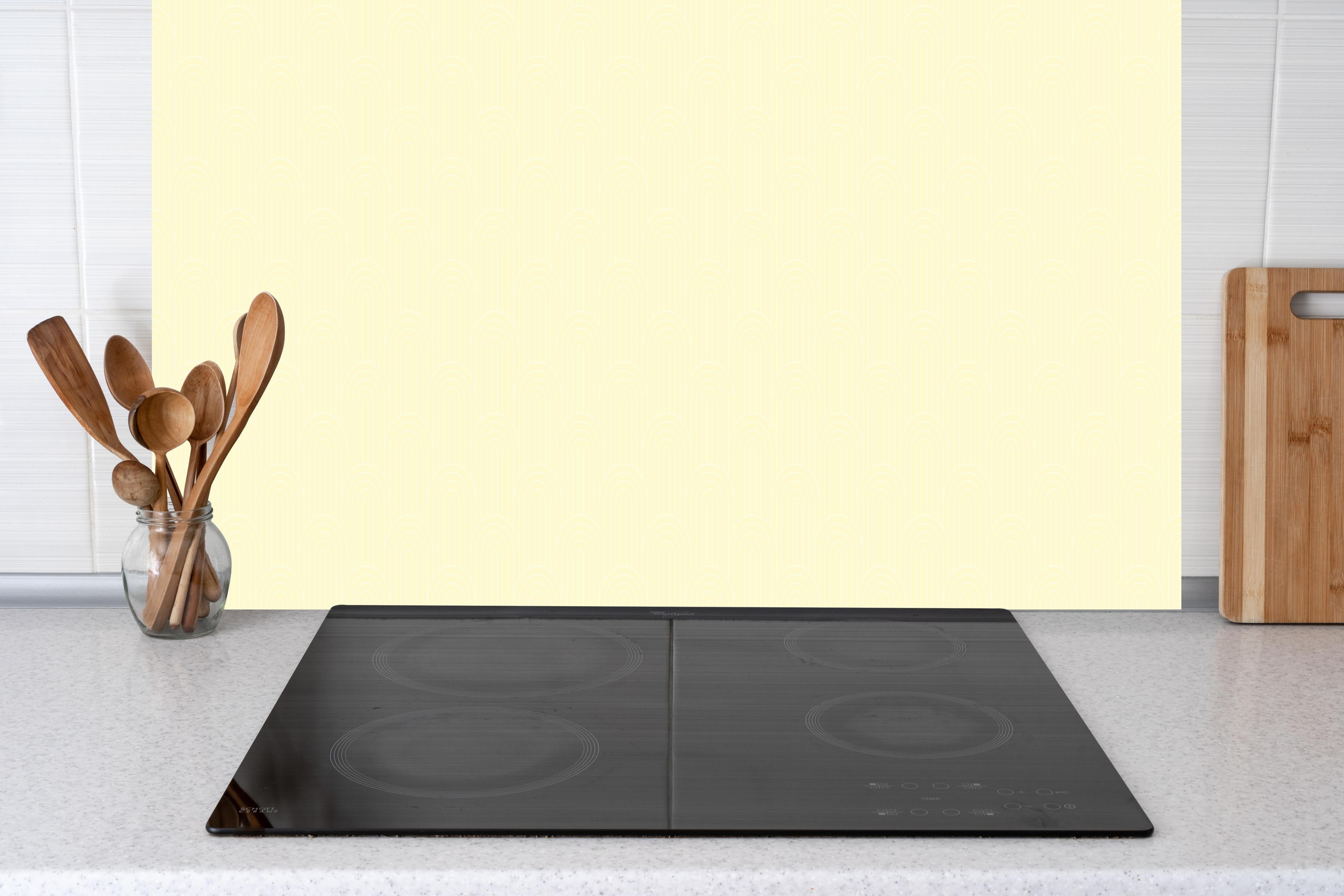 Küche - Simmetria Arcate Limone crema hinter weißen Hochglanz-Küchenregalen und schwarzem Wasserhahn