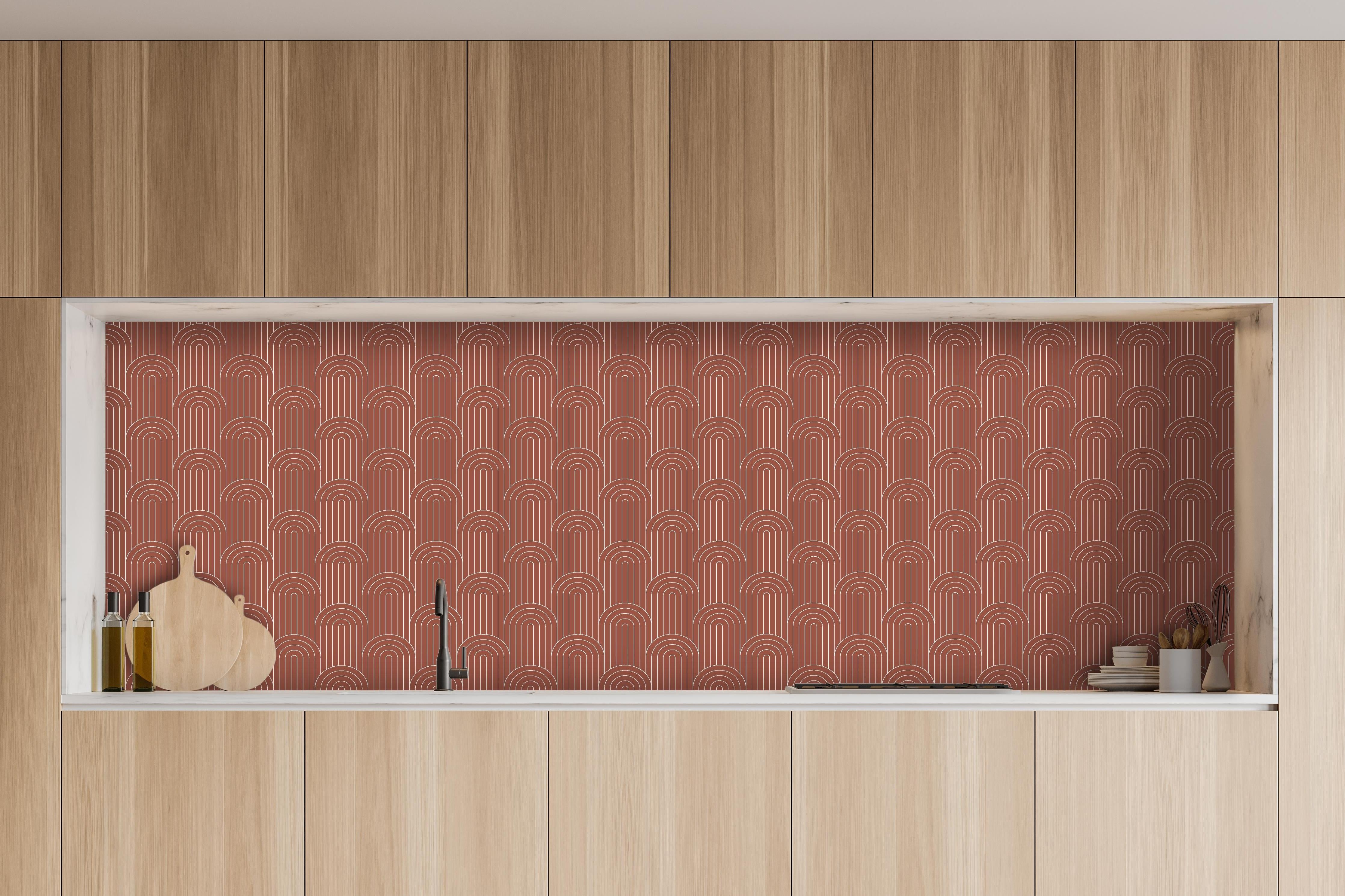 Küche - Simmetria Arcate Ruggine hinter weißen Hochglanz-Küchenregalen und schwarzem Wasserhahn