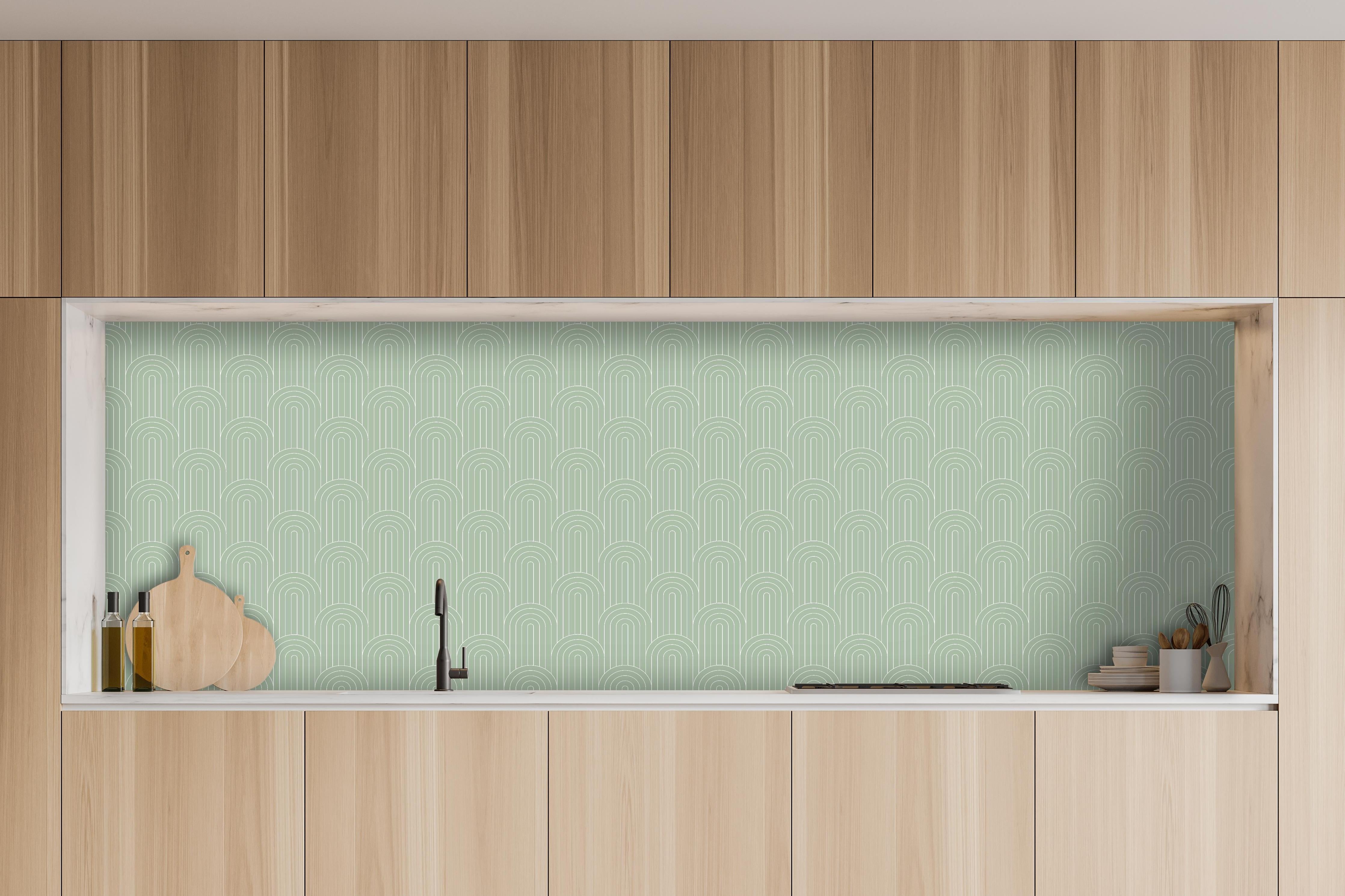 Küche - Simmetria Arcate Salvia hinter weißen Hochglanz-Küchenregalen und schwarzem Wasserhahn