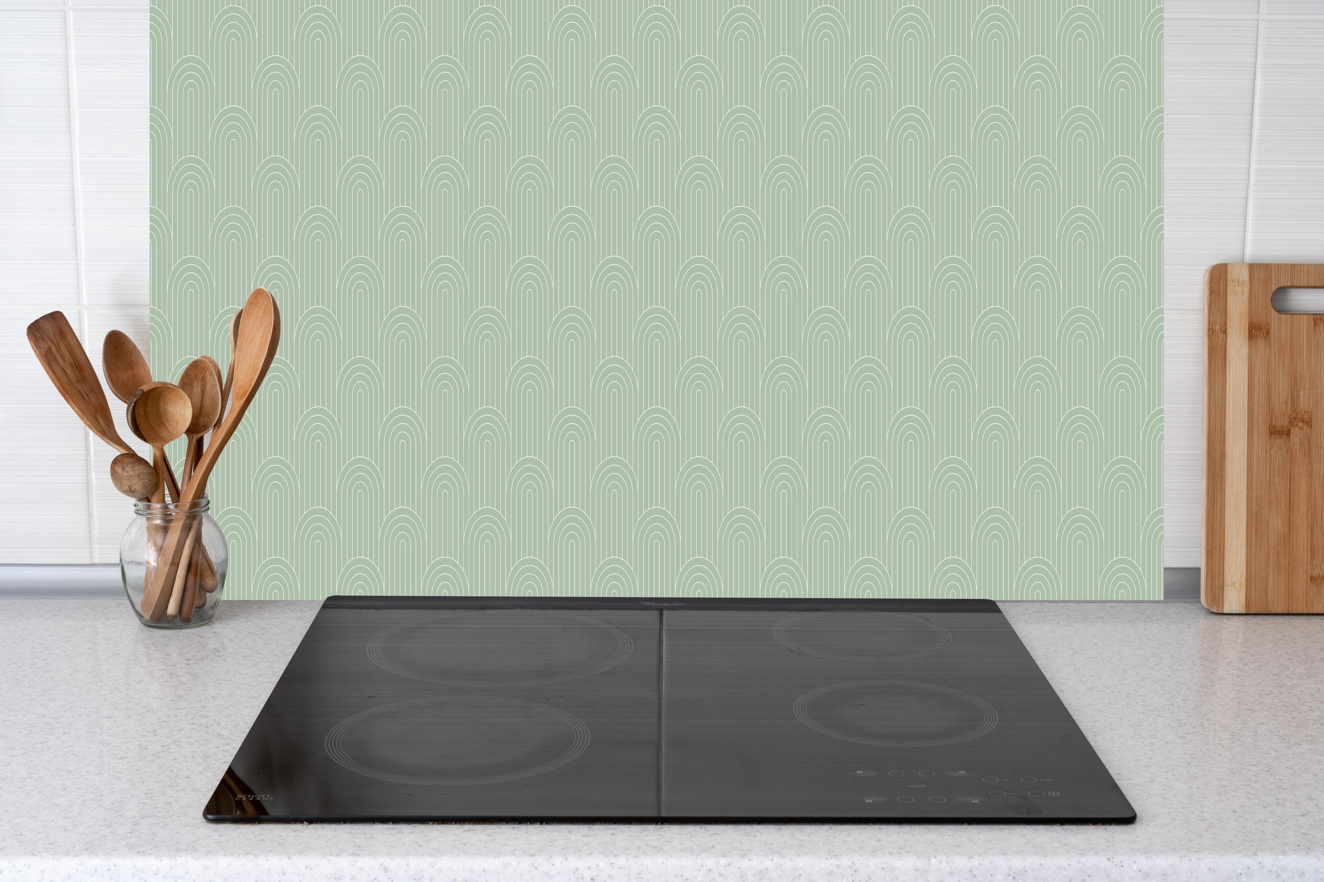 Küche - Simmetria Arcate Salvia hinter weißen Hochglanz-Küchenregalen und schwarzem Wasserhahn