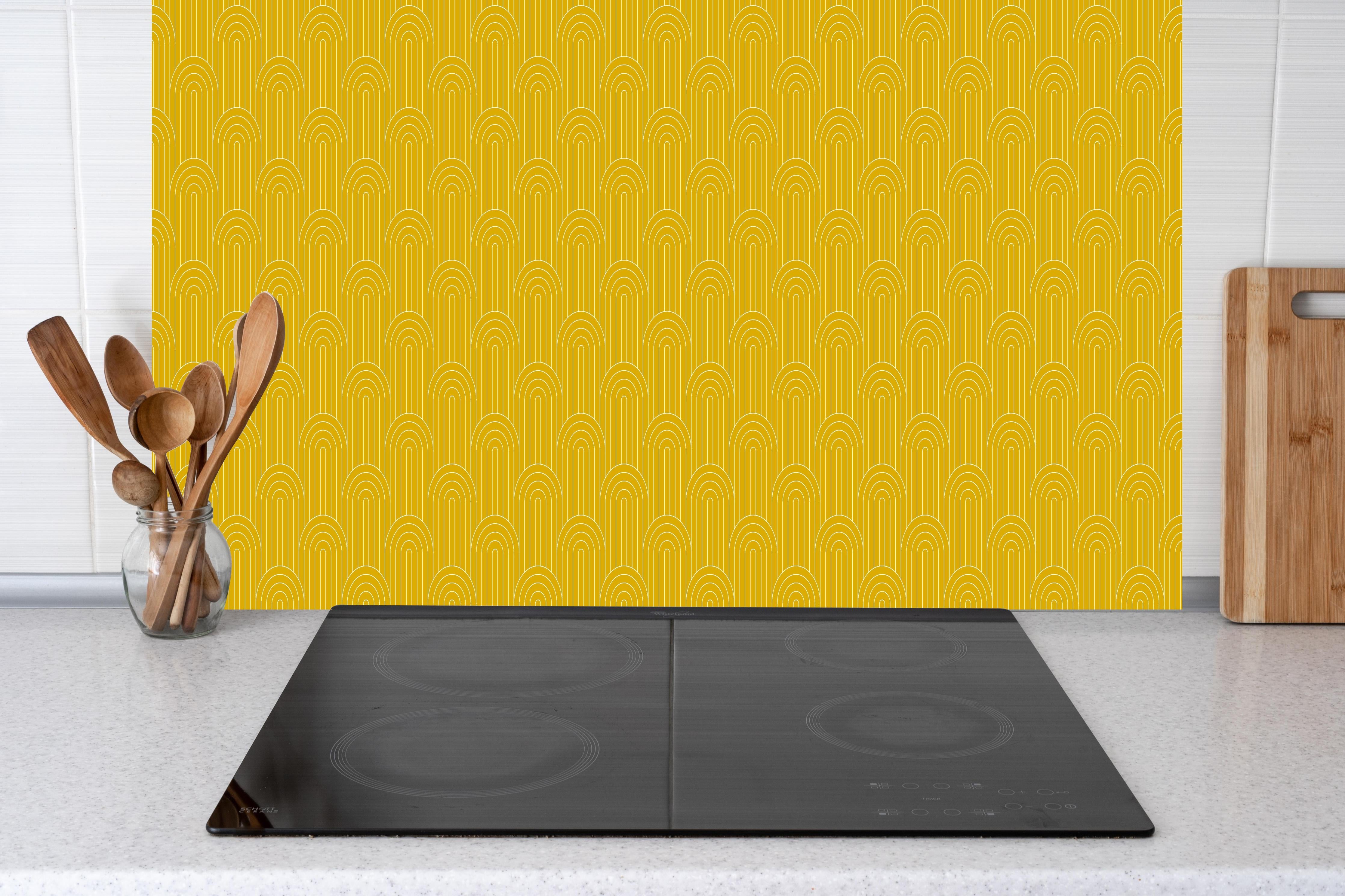 Küche - Simmetria Arcate Senape hinter weißen Hochglanz-Küchenregalen und schwarzem Wasserhahn