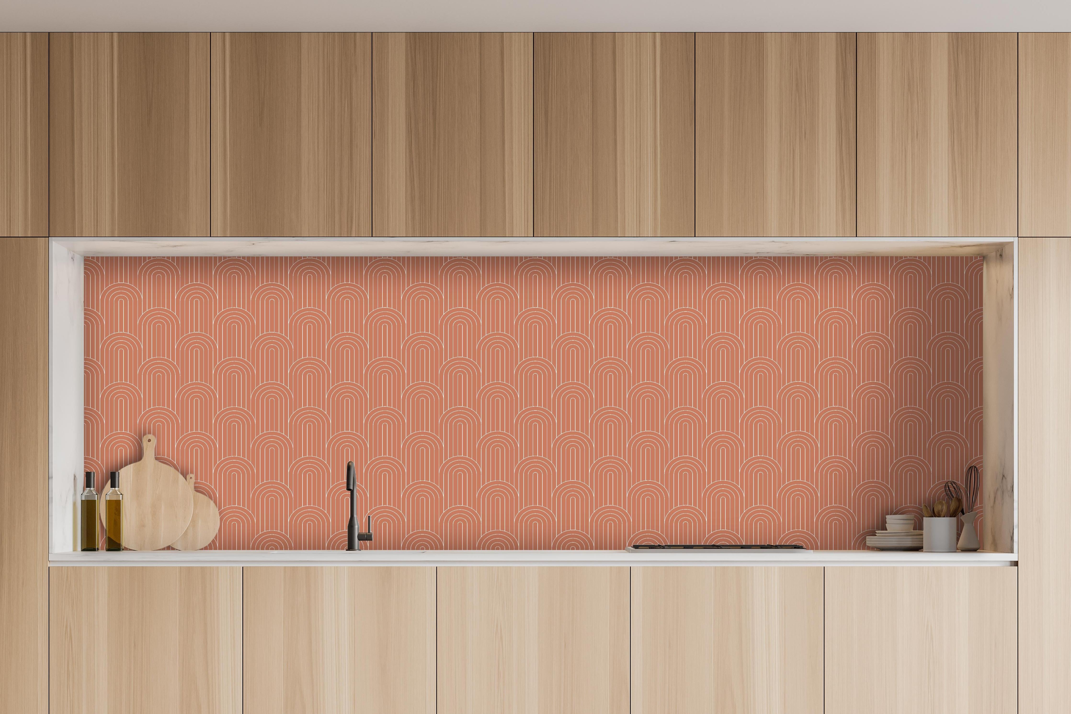 Küche - Simmetria Arcate Terracotta hinter weißen Hochglanz-Küchenregalen und schwarzem Wasserhahn