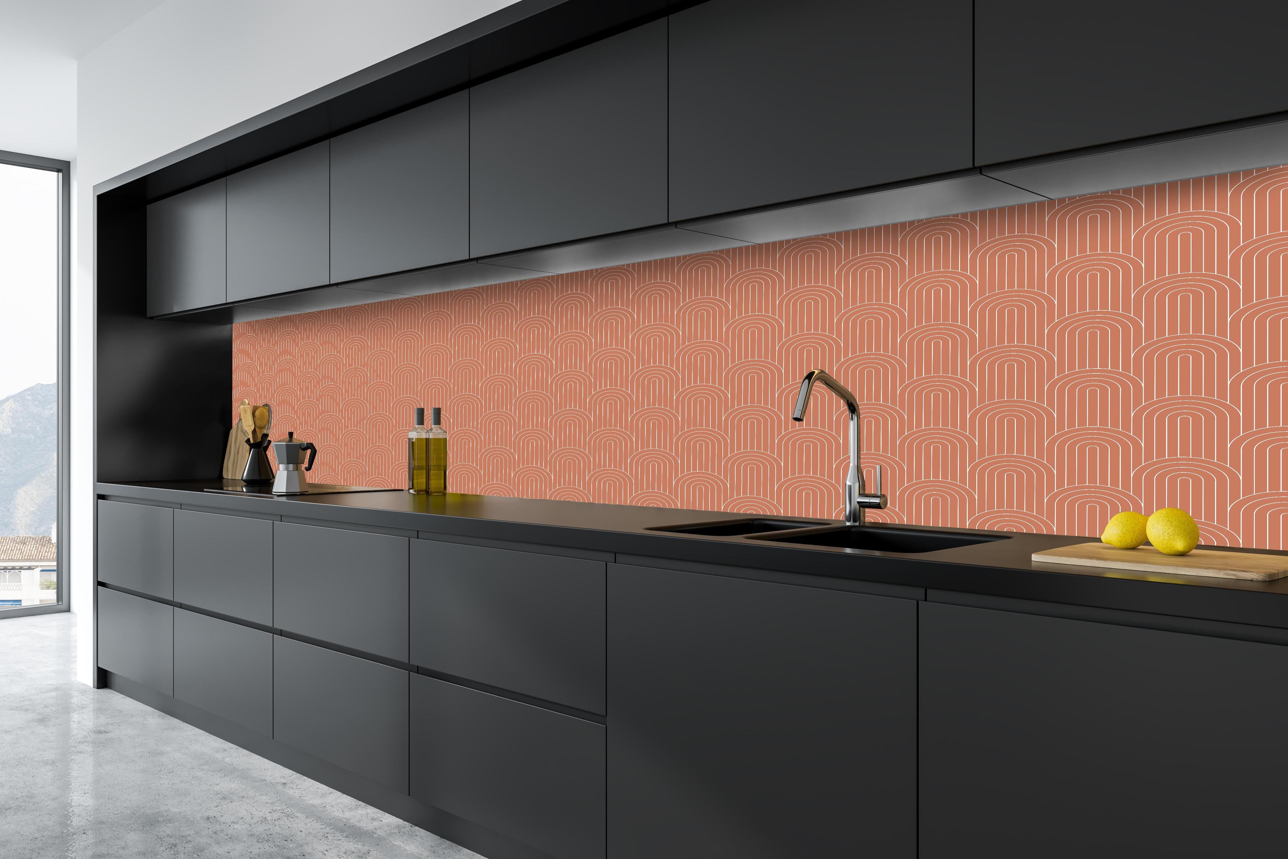 Küche - Simmetria Arcate Terracotta hinter weißen Hochglanz-Küchenregalen und schwarzem Wasserhahn