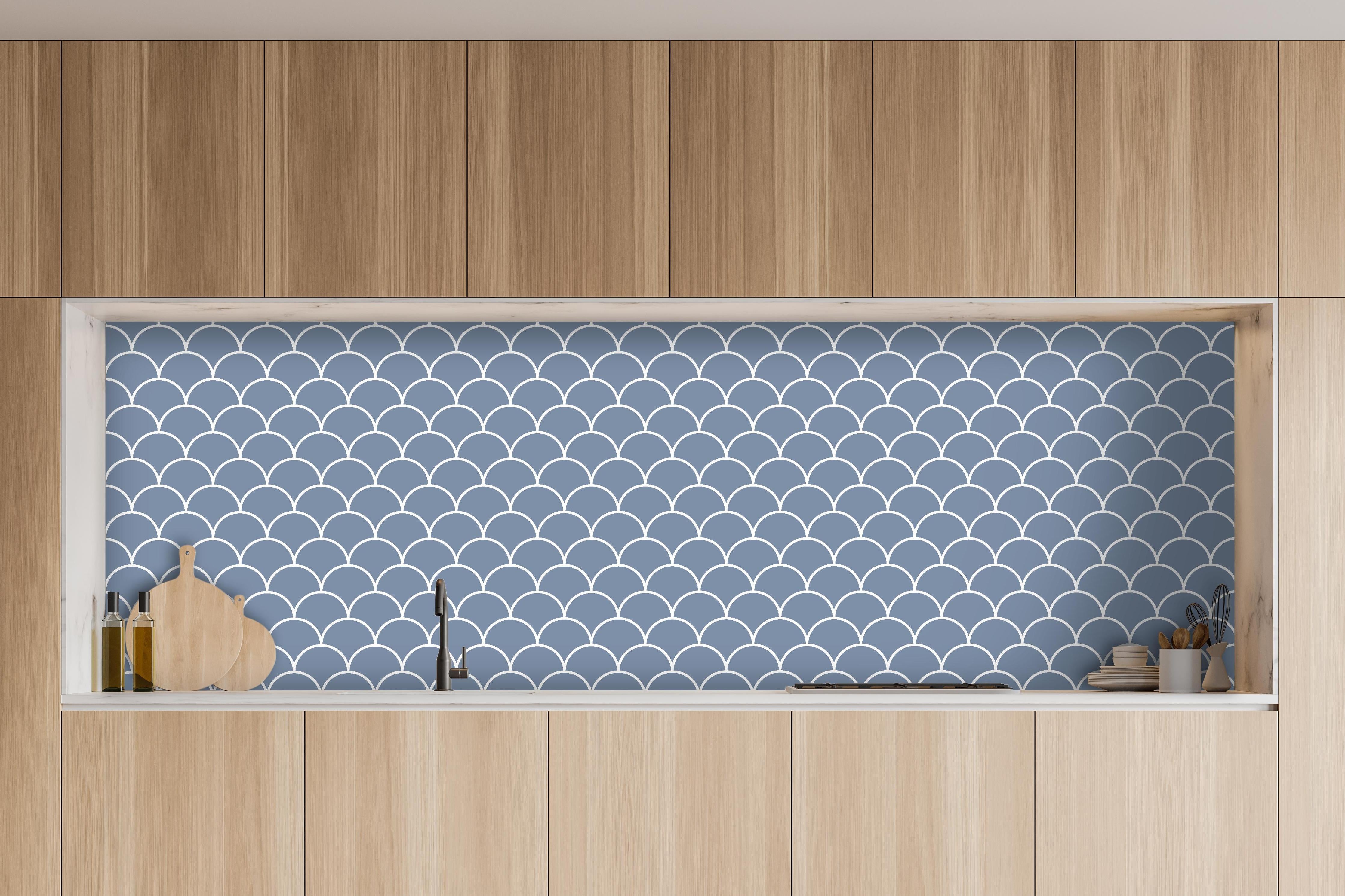 Küche - Simmetria Imperiale Azzurro polvere hinter weißen Hochglanz-Küchenregalen und schwarzem Wasserhahn