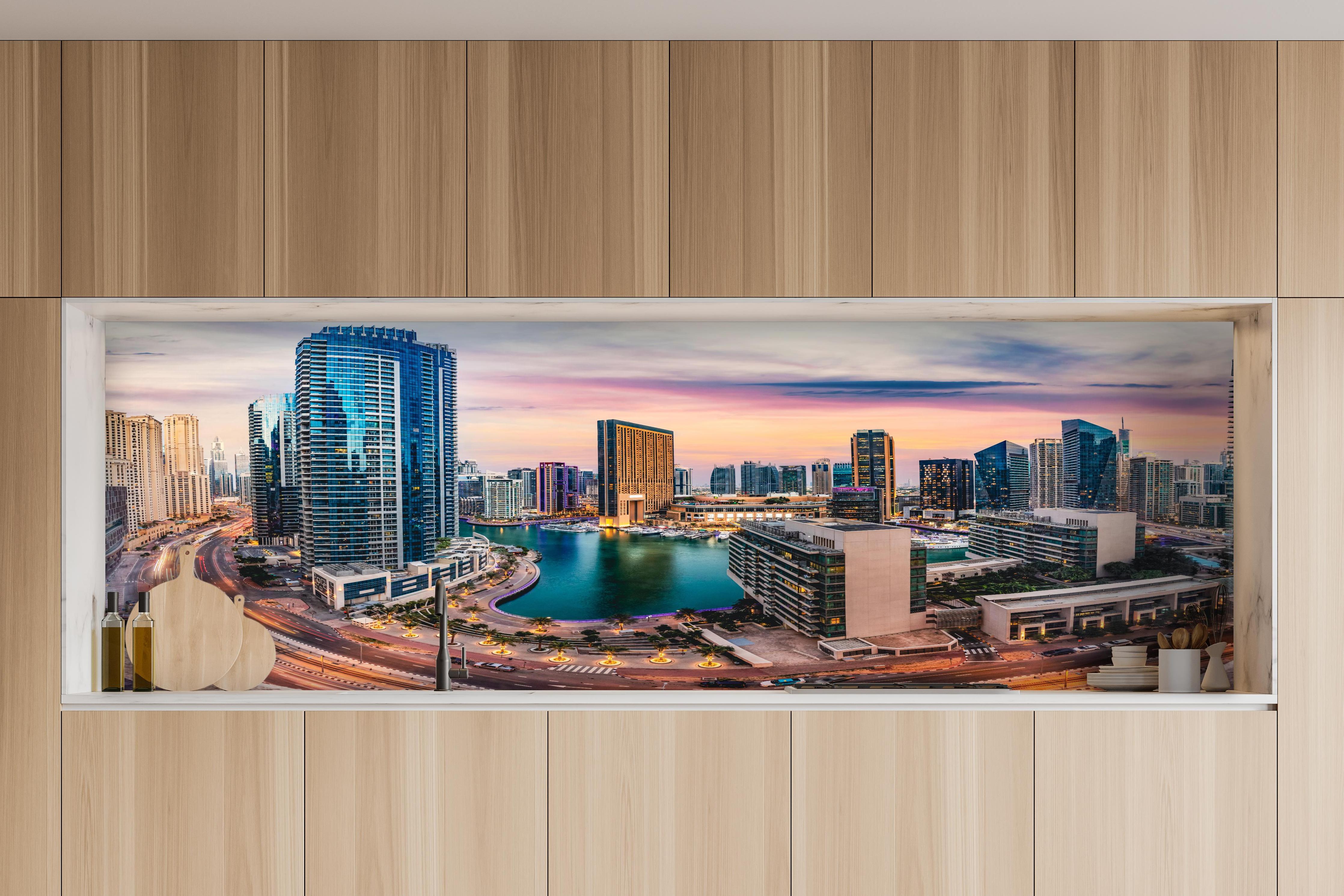 Küche - Skyline des Jachthafens von Dubai bei Sonnenuntergang hinter weißen Hochglanz-Küchenregalen und schwarzem Wasserhahn