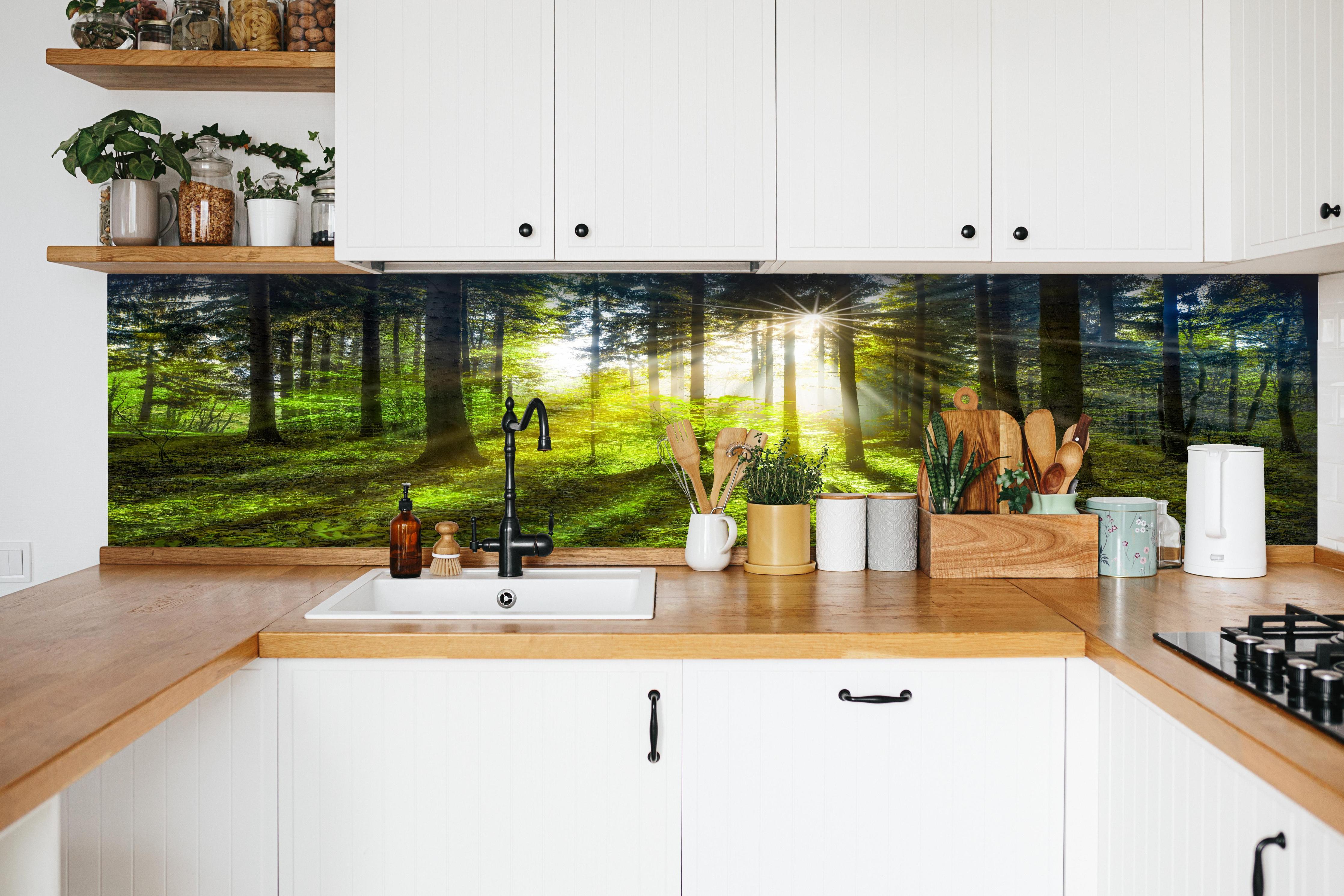 Küche - Sonnenstrahlen im lebendigem Wald  hinter weißen Hochglanz-Küchenregalen und schwarzem Wasserhahn