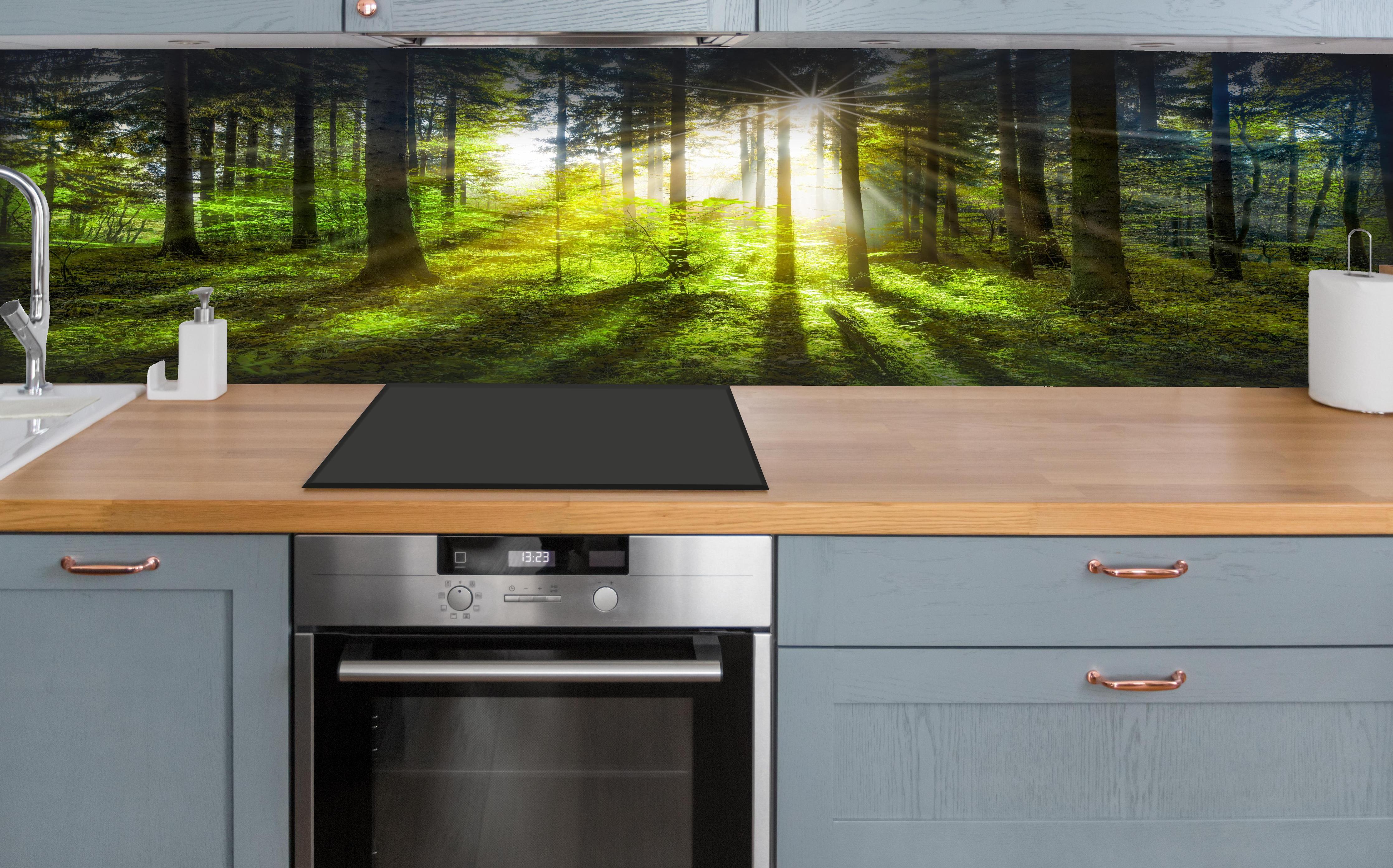 Küche - Sonnenstrahlen im lebendigem Wald  hinter weißen Hochglanz-Küchenregalen und schwarzem Wasserhahn