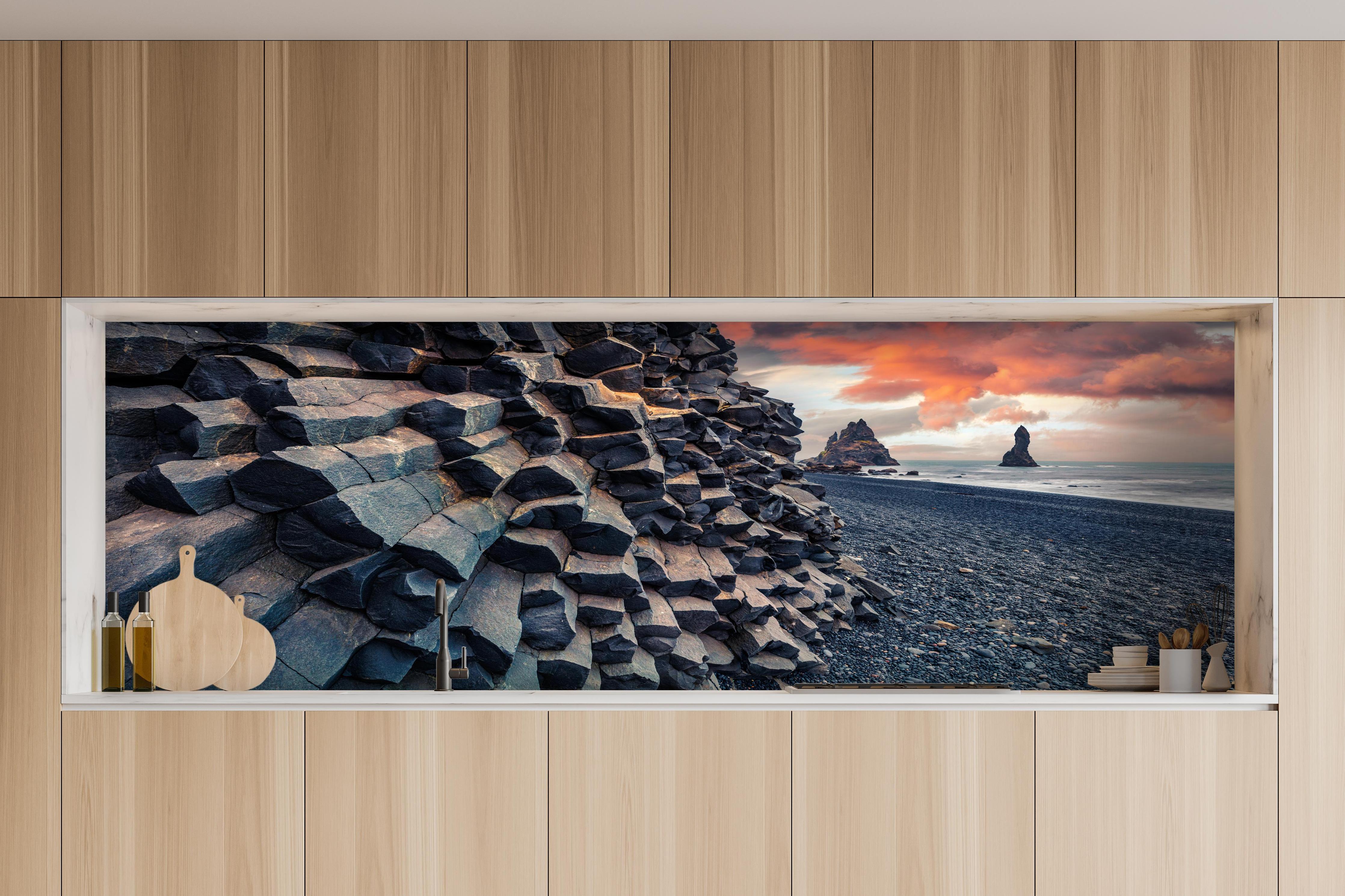 Küche - Sonnenuntergang - Reynisdrangar, Atlantischer Ozean hinter weißen Hochglanz-Küchenregalen und schwarzem Wasserhahn