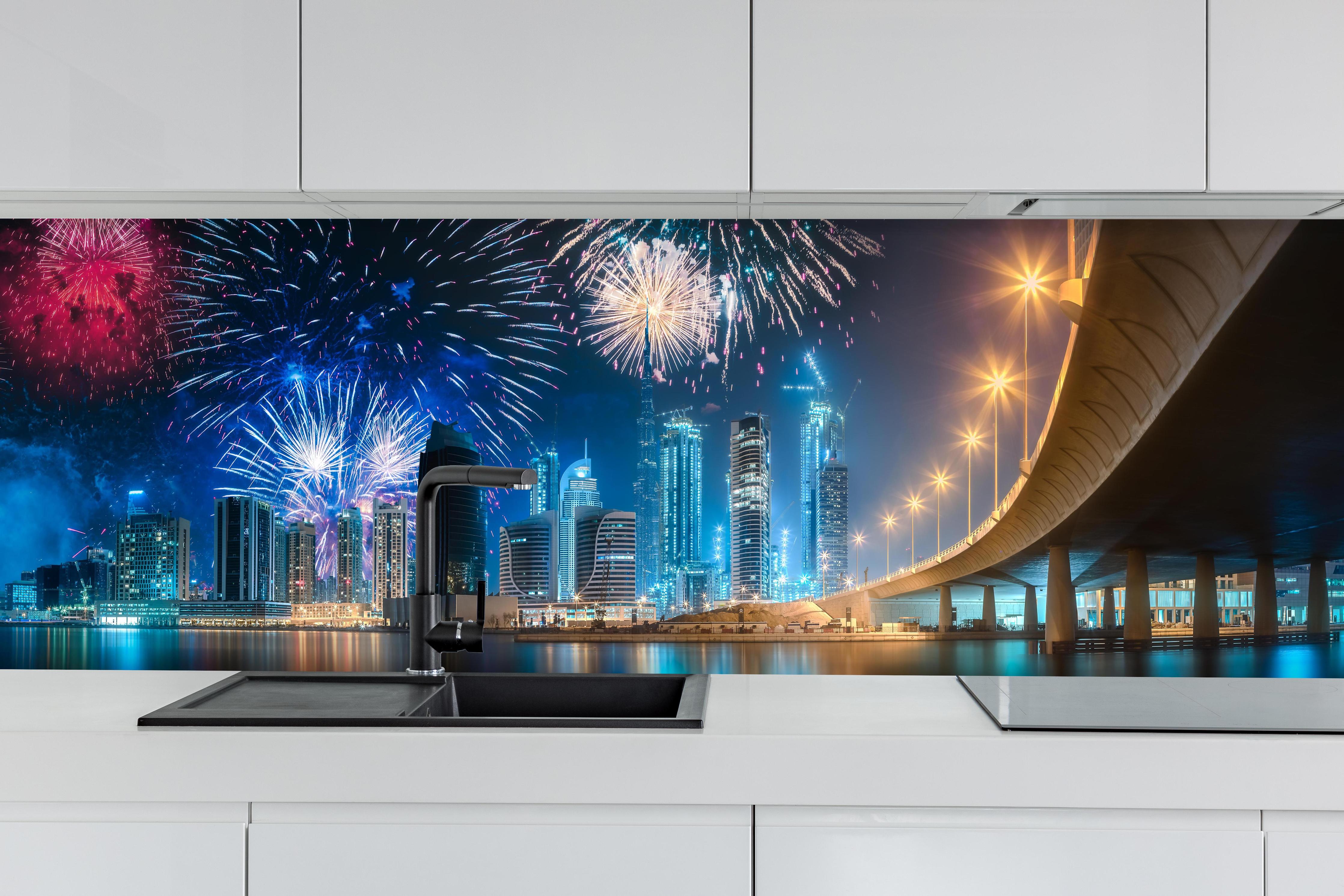 Küche - Spektakuläres Feuerwerk Dubai Business Bay hinter weißen Hochglanz-Küchenregalen und schwarzem Wasserhahn
