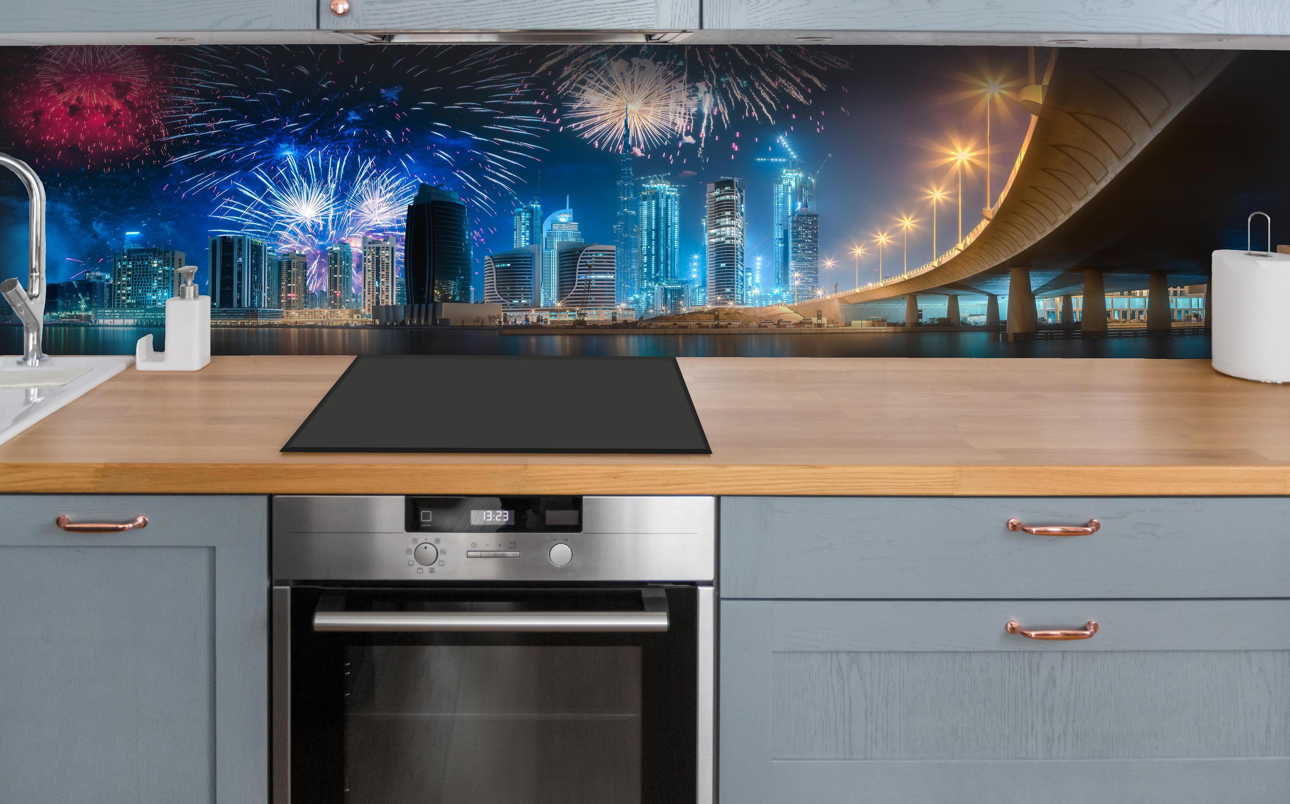 Küche - Spektakuläres Feuerwerk Dubai Business Bay hinter weißen Hochglanz-Küchenregalen und schwarzem Wasserhahn