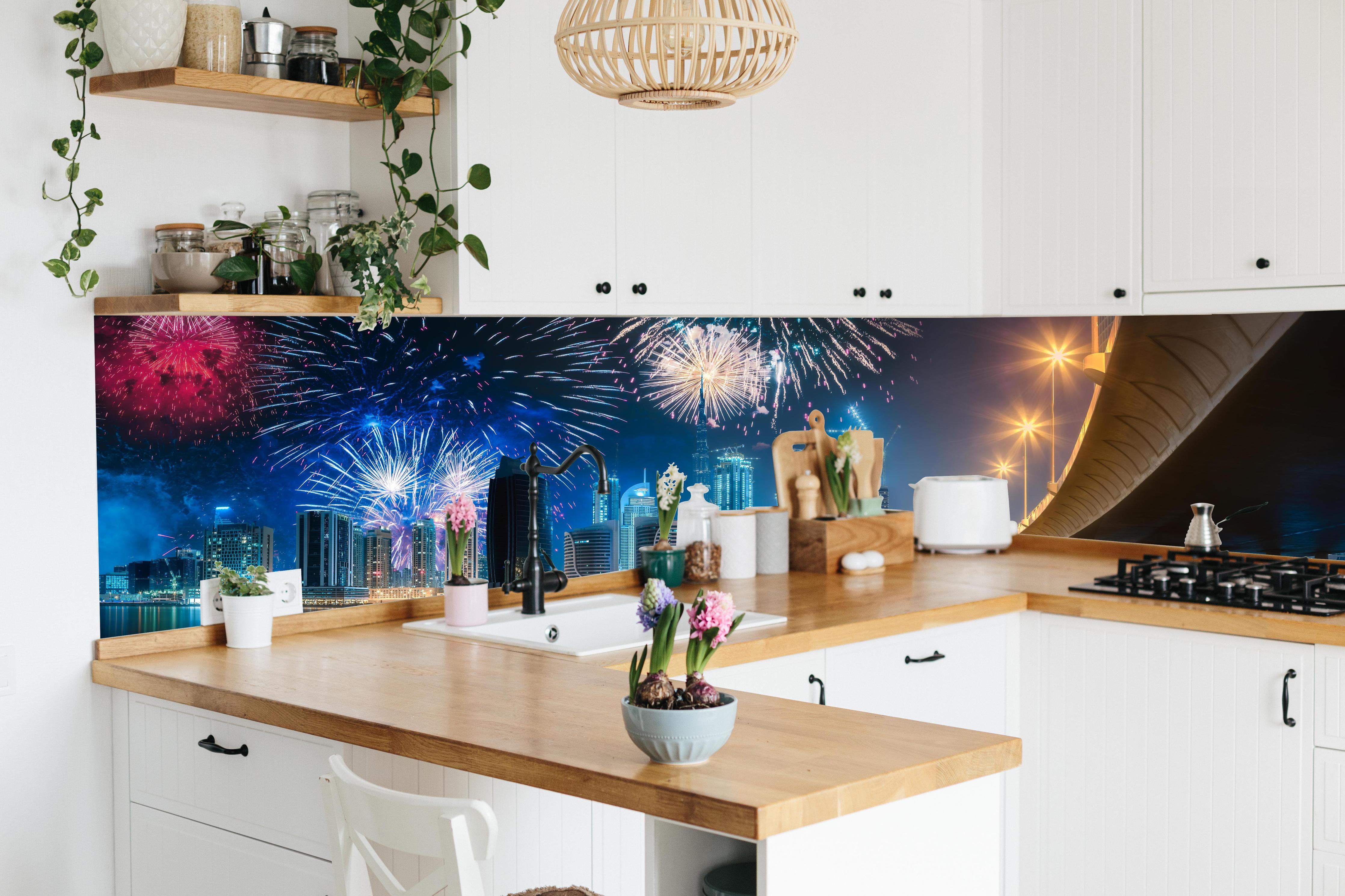 Küche - Spektakuläres Feuerwerk Dubai Business Bay hinter weißen Hochglanz-Küchenregalen und schwarzem Wasserhahn