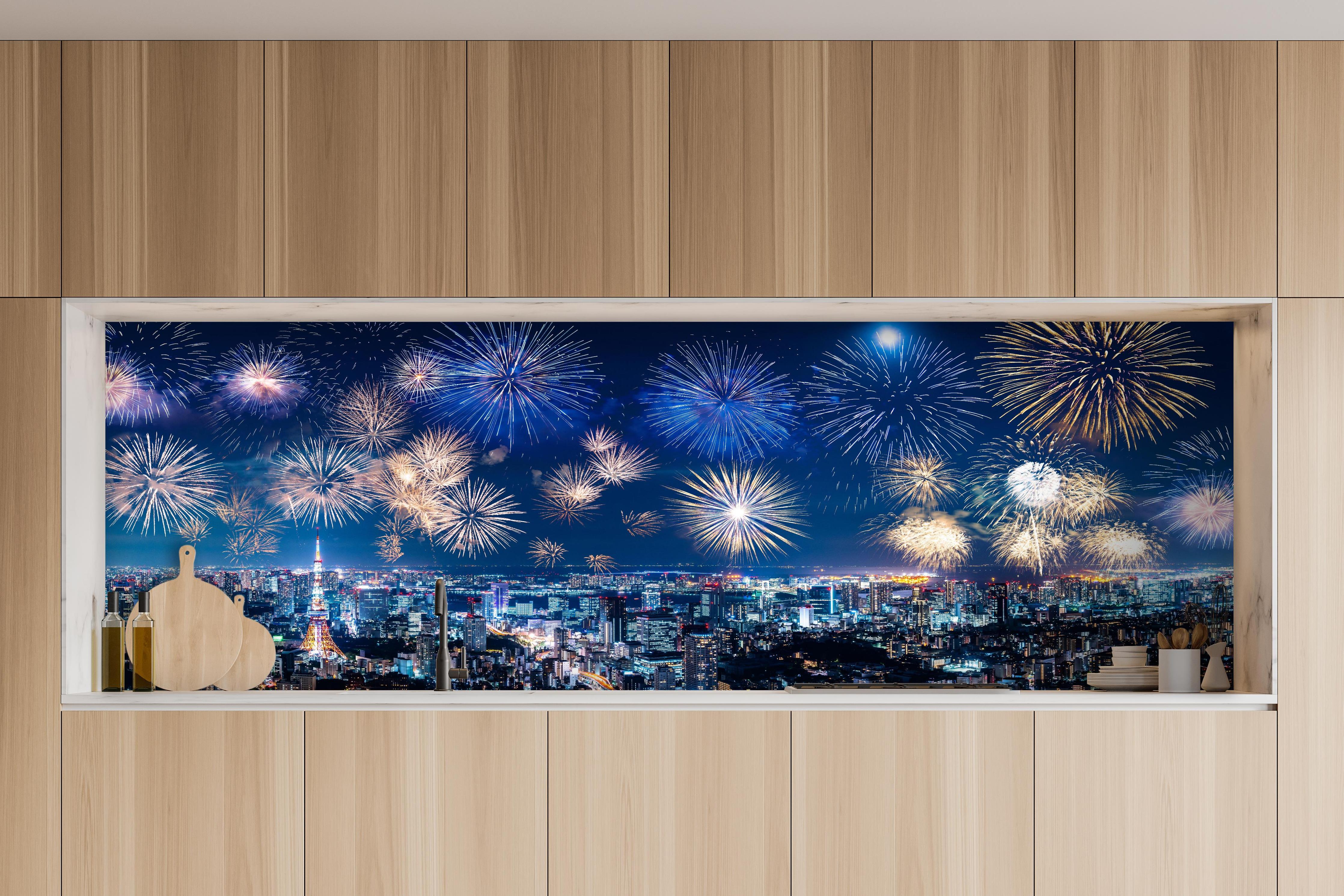 Küche - Spektakuläres Feuerwerk über Stadt bei Nacht hinter weißen Hochglanz-Küchenregalen und schwarzem Wasserhahn