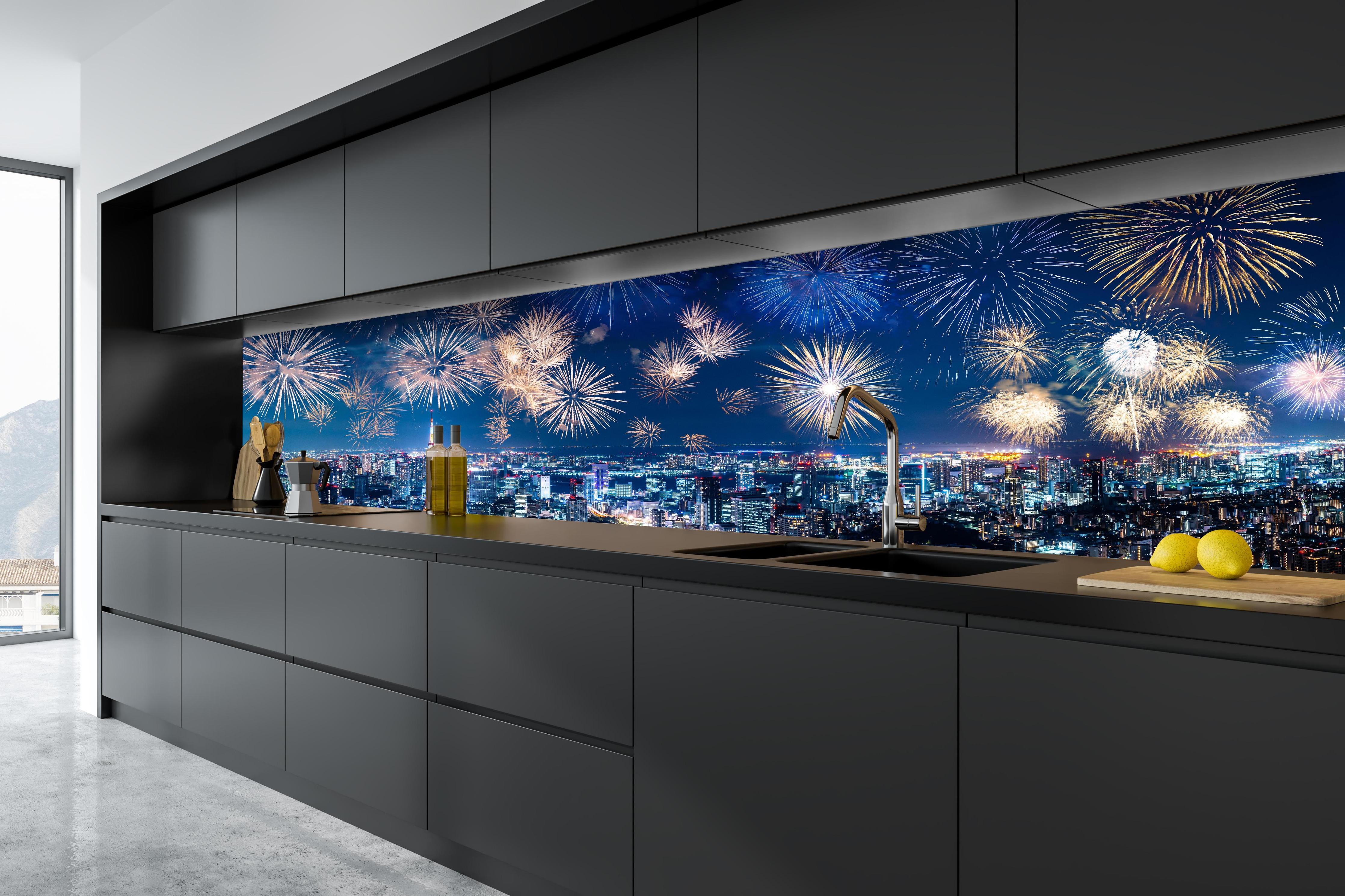 Küche - Spektakuläres Feuerwerk über Stadt bei Nacht hinter weißen Hochglanz-Küchenregalen und schwarzem Wasserhahn