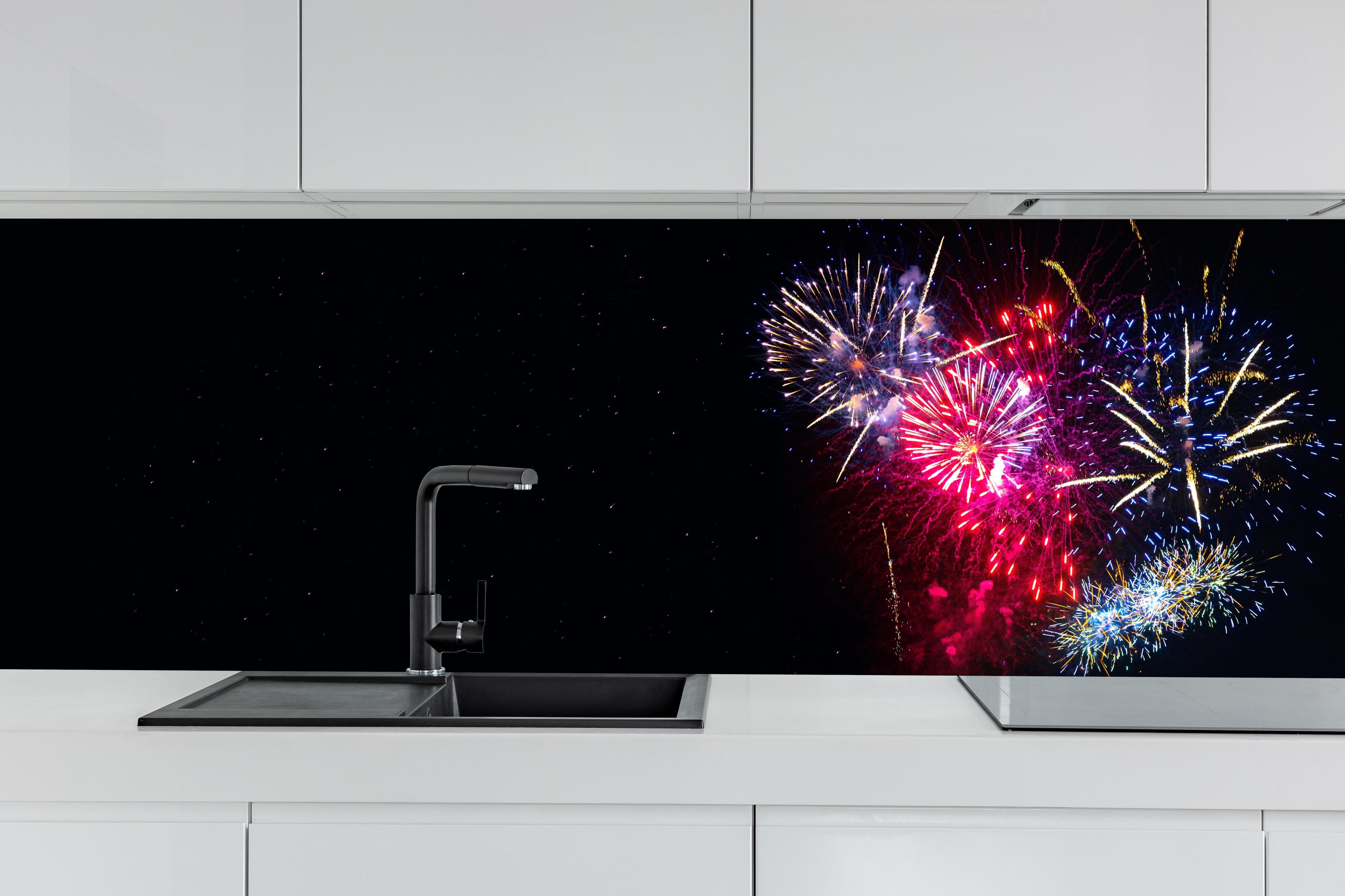 Küche - Spektakuläres Silvester Feuerwerk Erlebnis hinter weißen Hochglanz-Küchenregalen und schwarzem Wasserhahn
