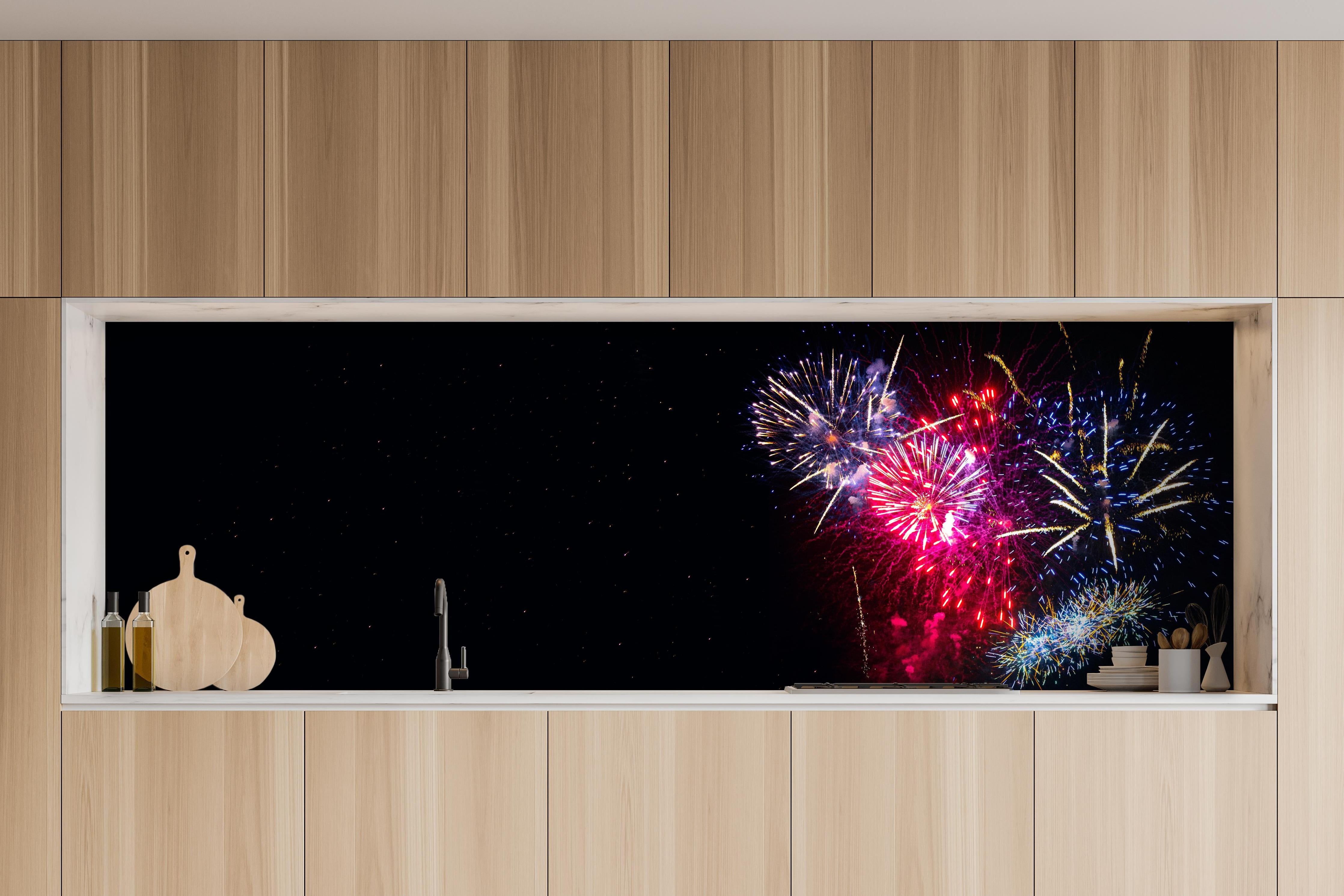 Küche - Spektakuläres Silvester Feuerwerk Erlebnis hinter weißen Hochglanz-Küchenregalen und schwarzem Wasserhahn