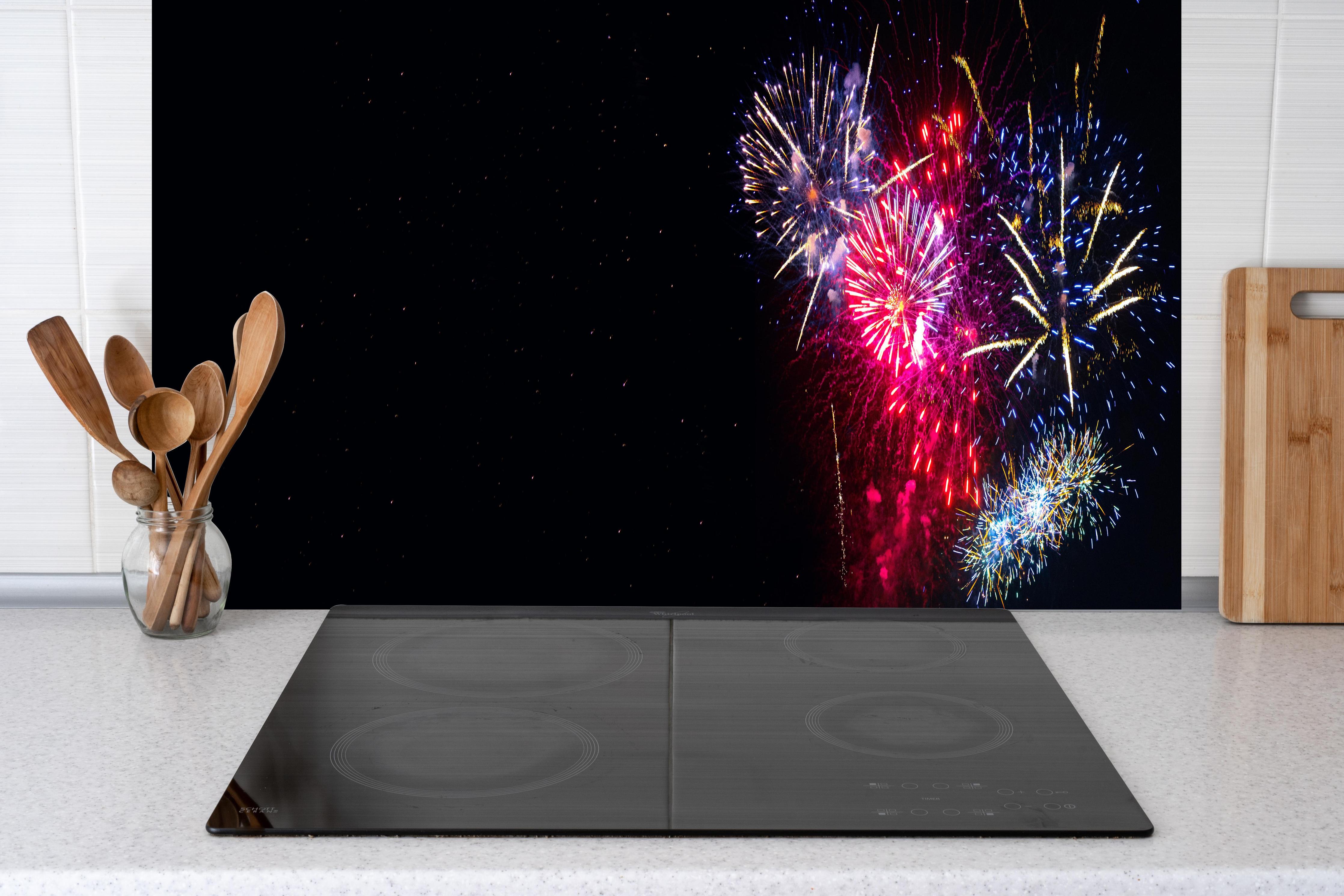 Küche - Spektakuläres Silvester Feuerwerk Erlebnis hinter weißen Hochglanz-Küchenregalen und schwarzem Wasserhahn