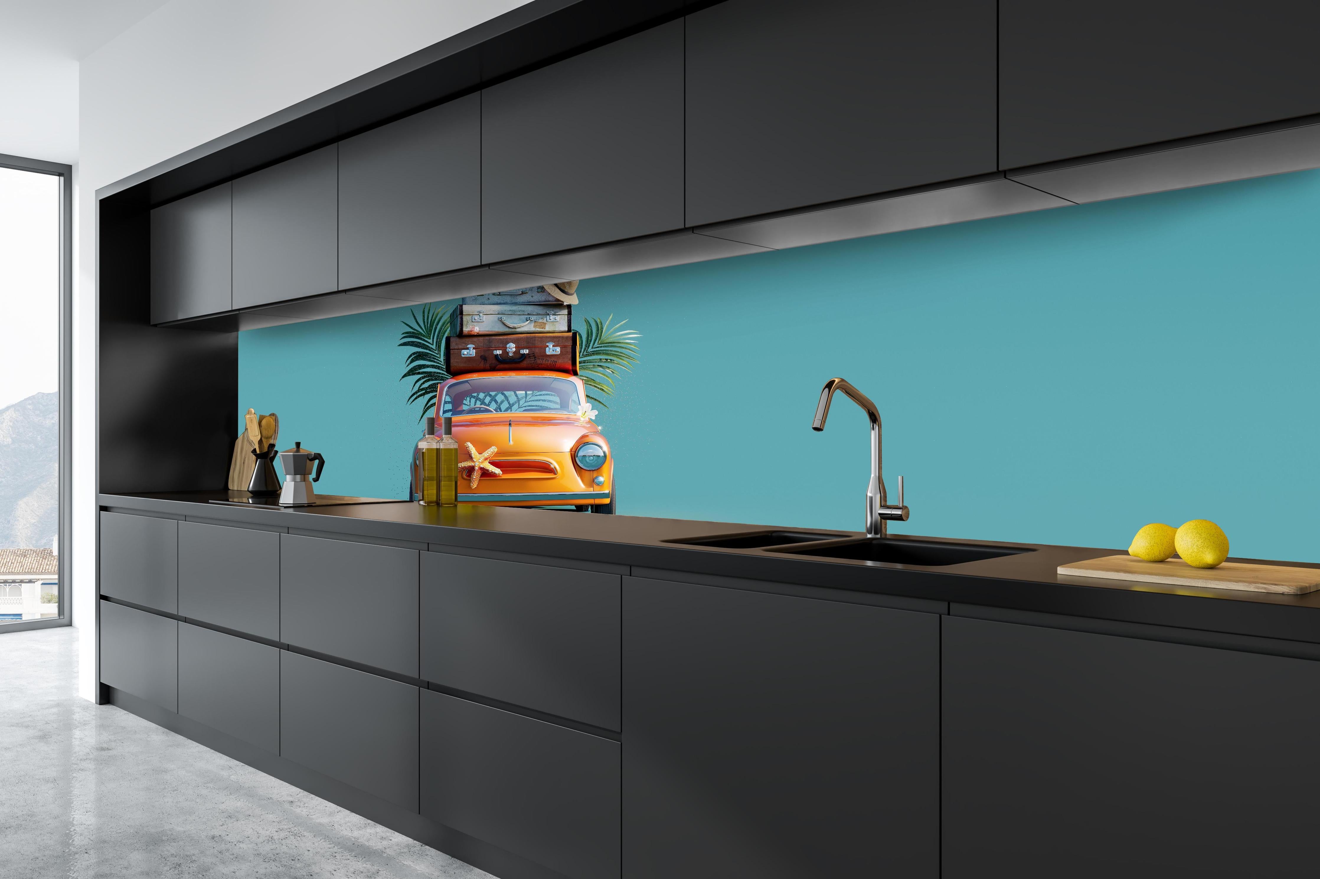 Küche - Spielzeugauto mit Reisegepäck - blauer Hintergrund hinter weißen Hochglanz-Küchenregalen und schwarzem Wasserhahn