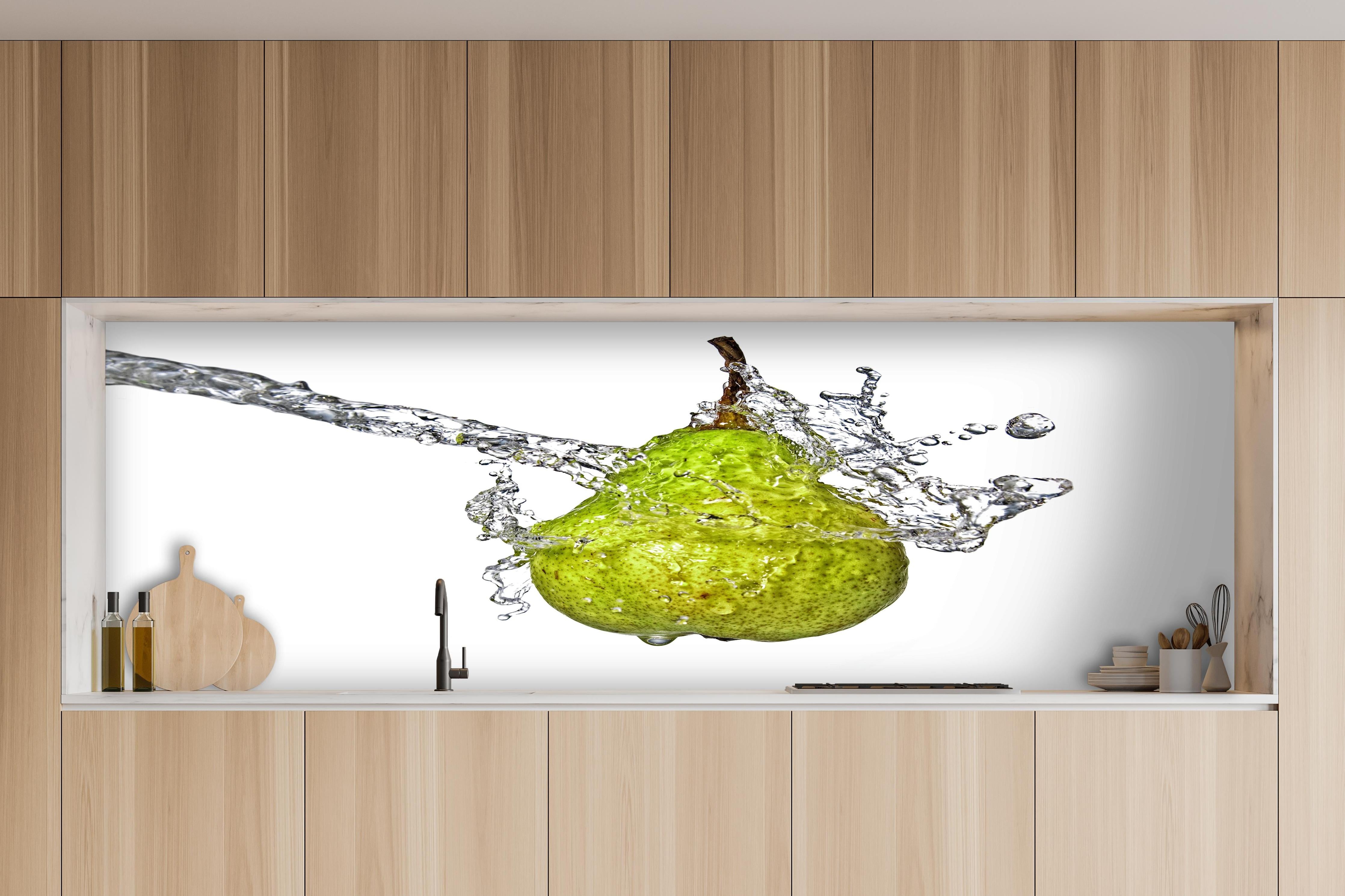 Küche - Spritzige Birne hinter weißen Hochglanz-Küchenregalen und schwarzem Wasserhahn