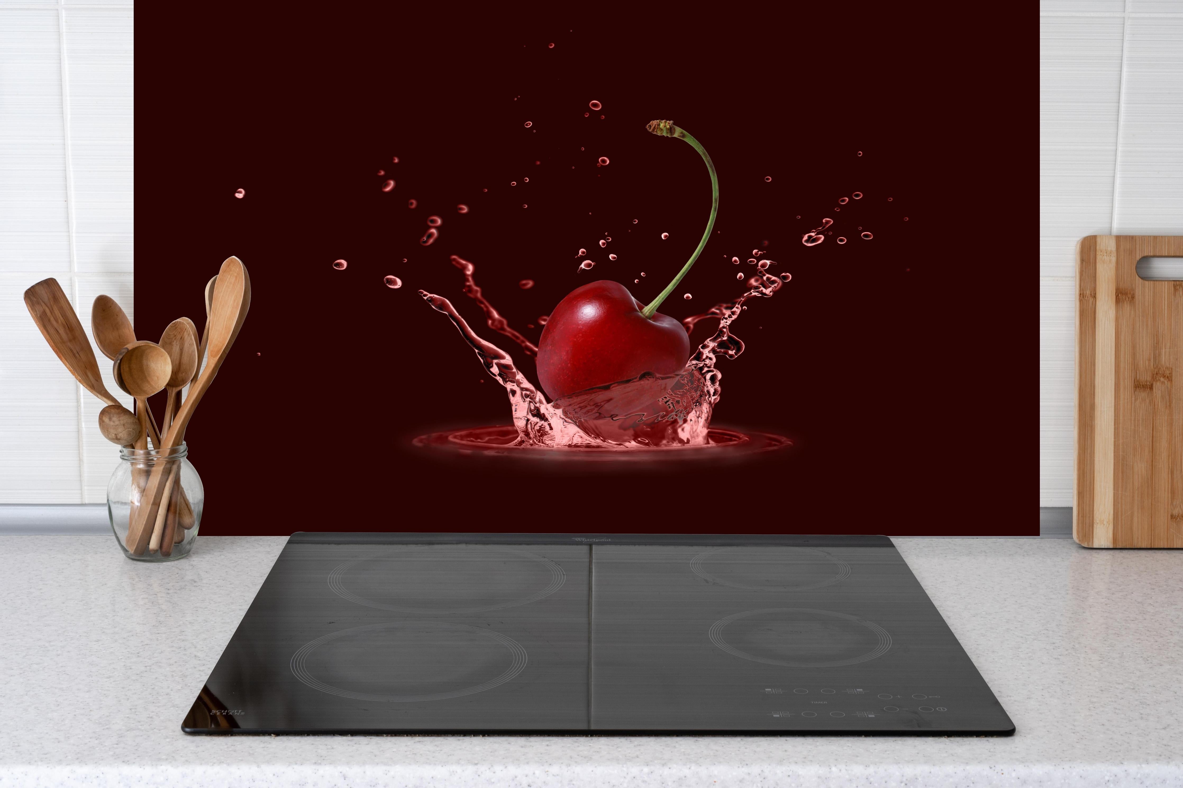 Küche - Spritzige Kirsche hinter weißen Hochglanz-Küchenregalen und schwarzem Wasserhahn