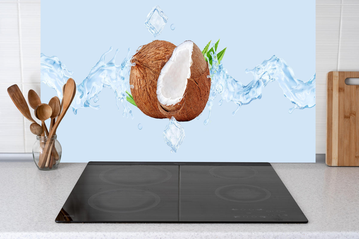 Küche - Spritzige Kokosnüsse  hinter weißen Hochglanz-Küchenregalen und schwarzem Wasserhahn