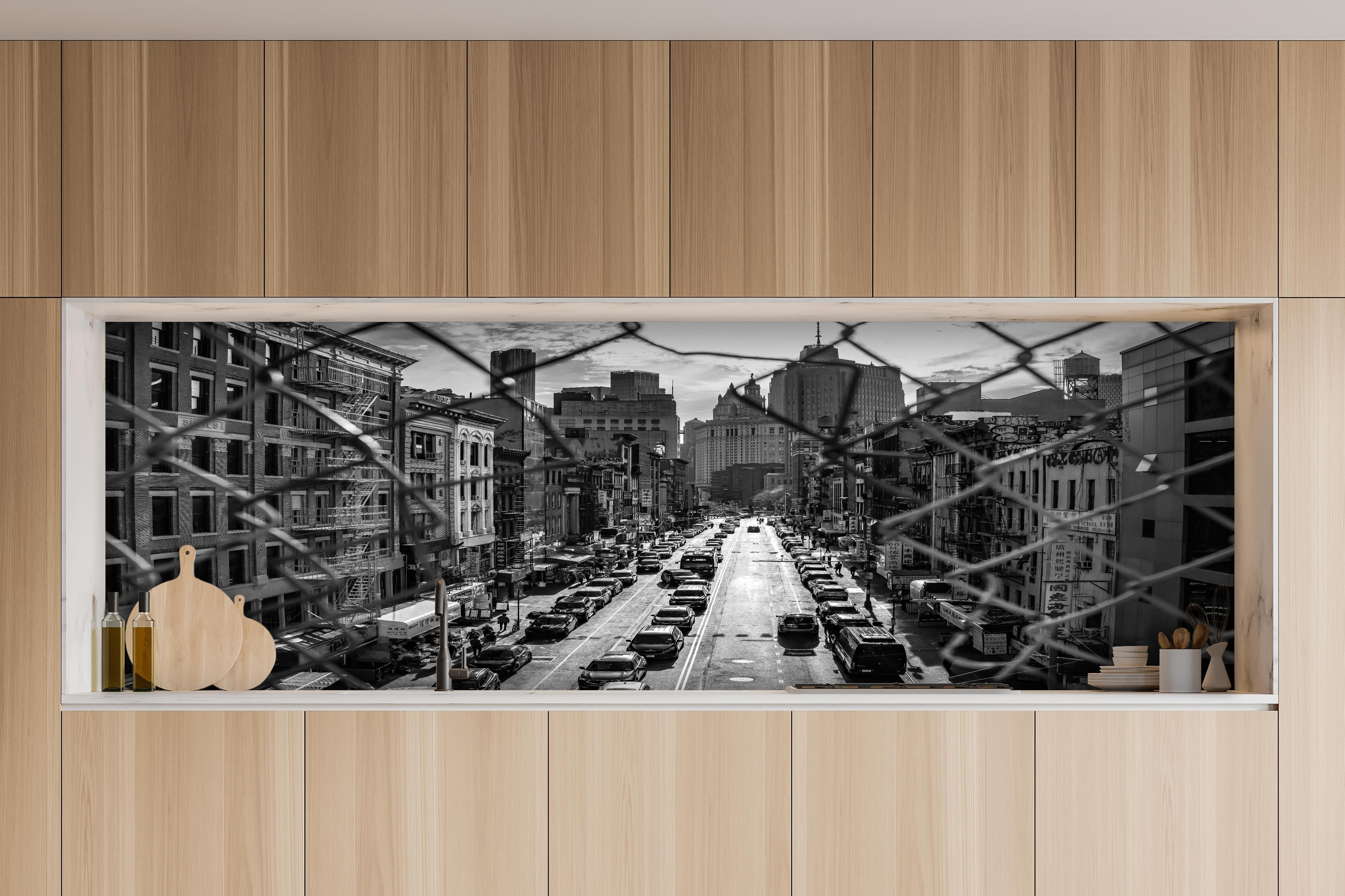 Küche - Stadtbild - China Town, New York hinter weißen Hochglanz-Küchenregalen und schwarzem Wasserhahn