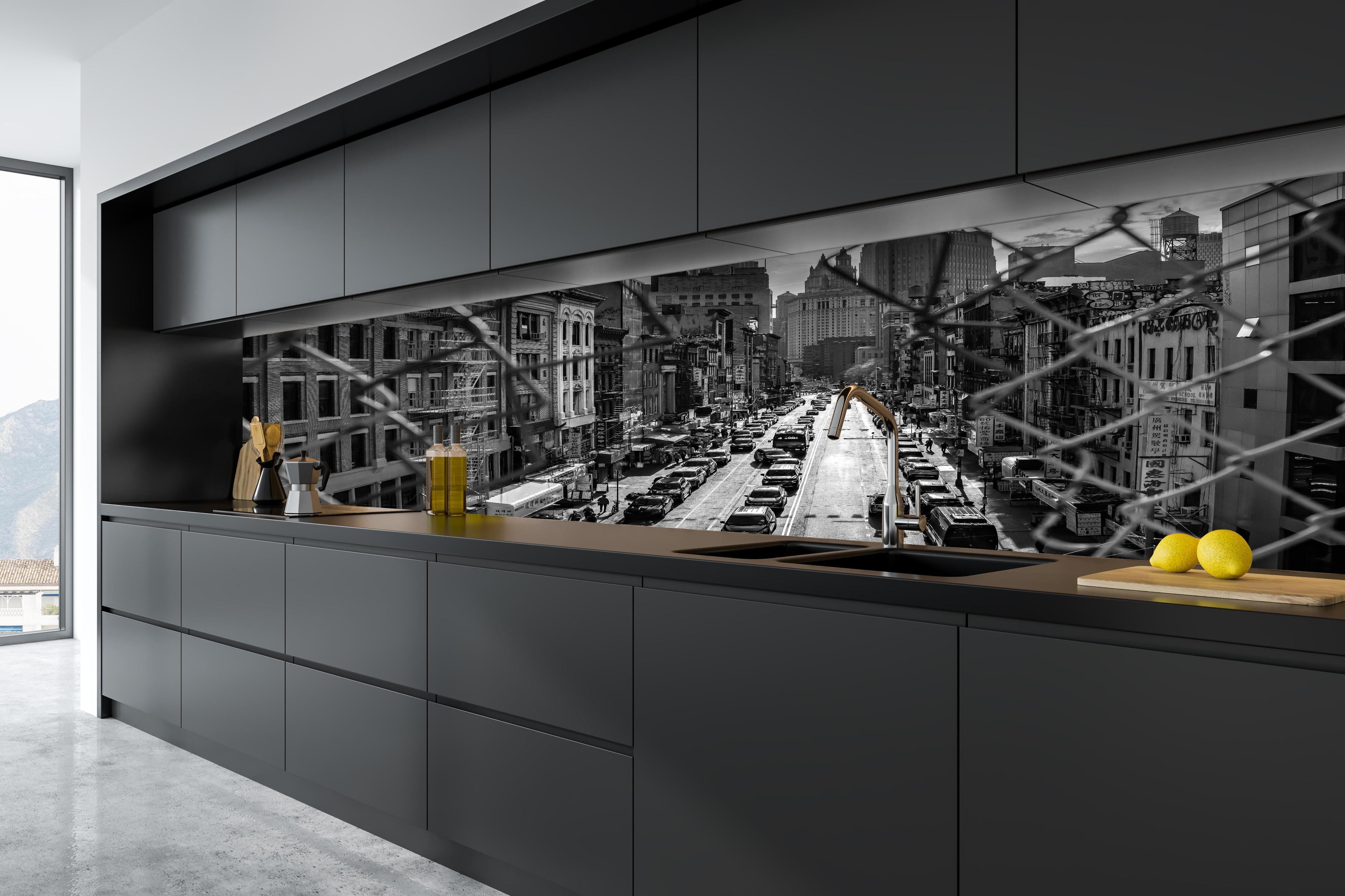 Küche - Stadtbild - China Town, New York hinter weißen Hochglanz-Küchenregalen und schwarzem Wasserhahn