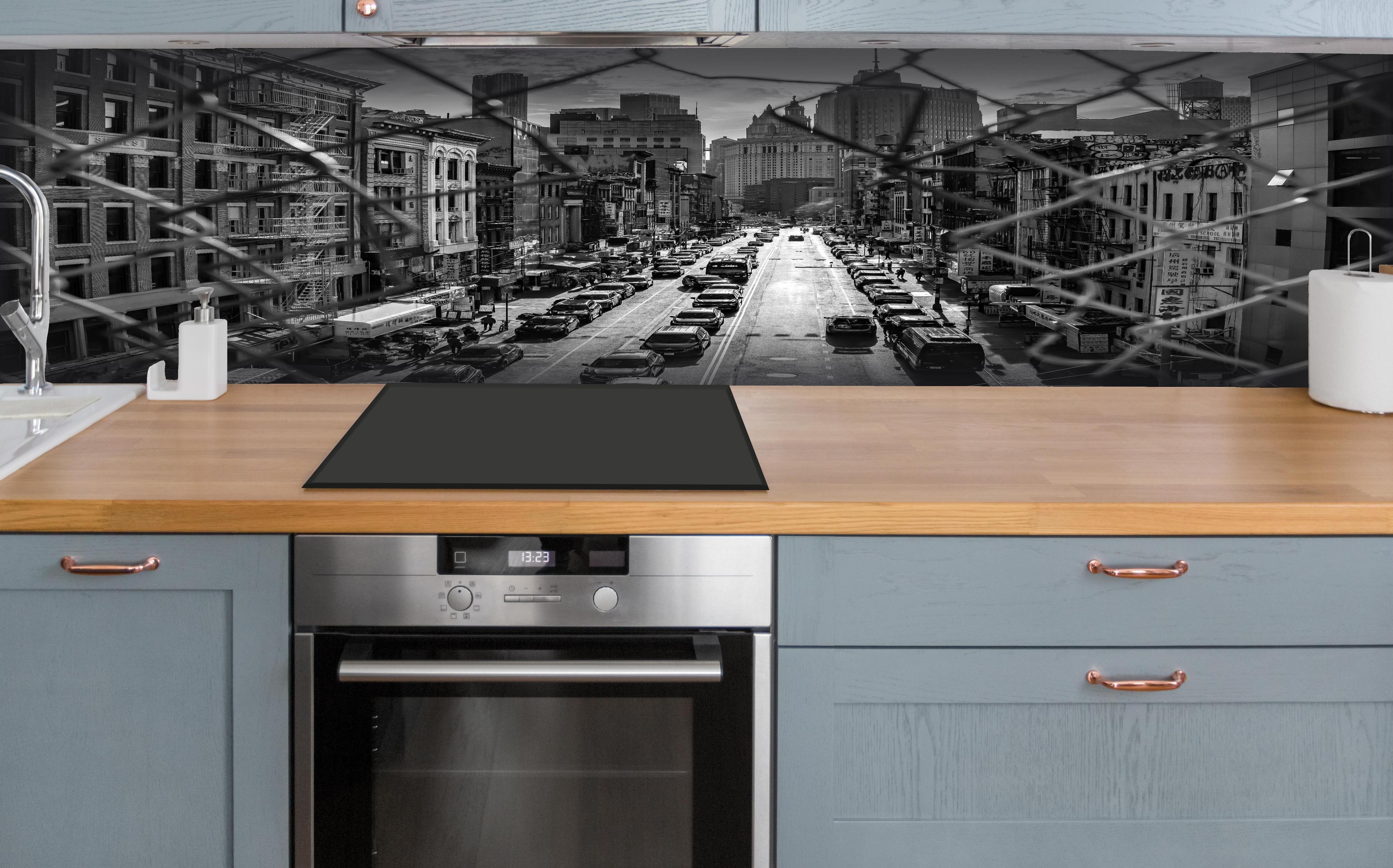 Küche - Stadtbild - China Town, New York hinter weißen Hochglanz-Küchenregalen und schwarzem Wasserhahn