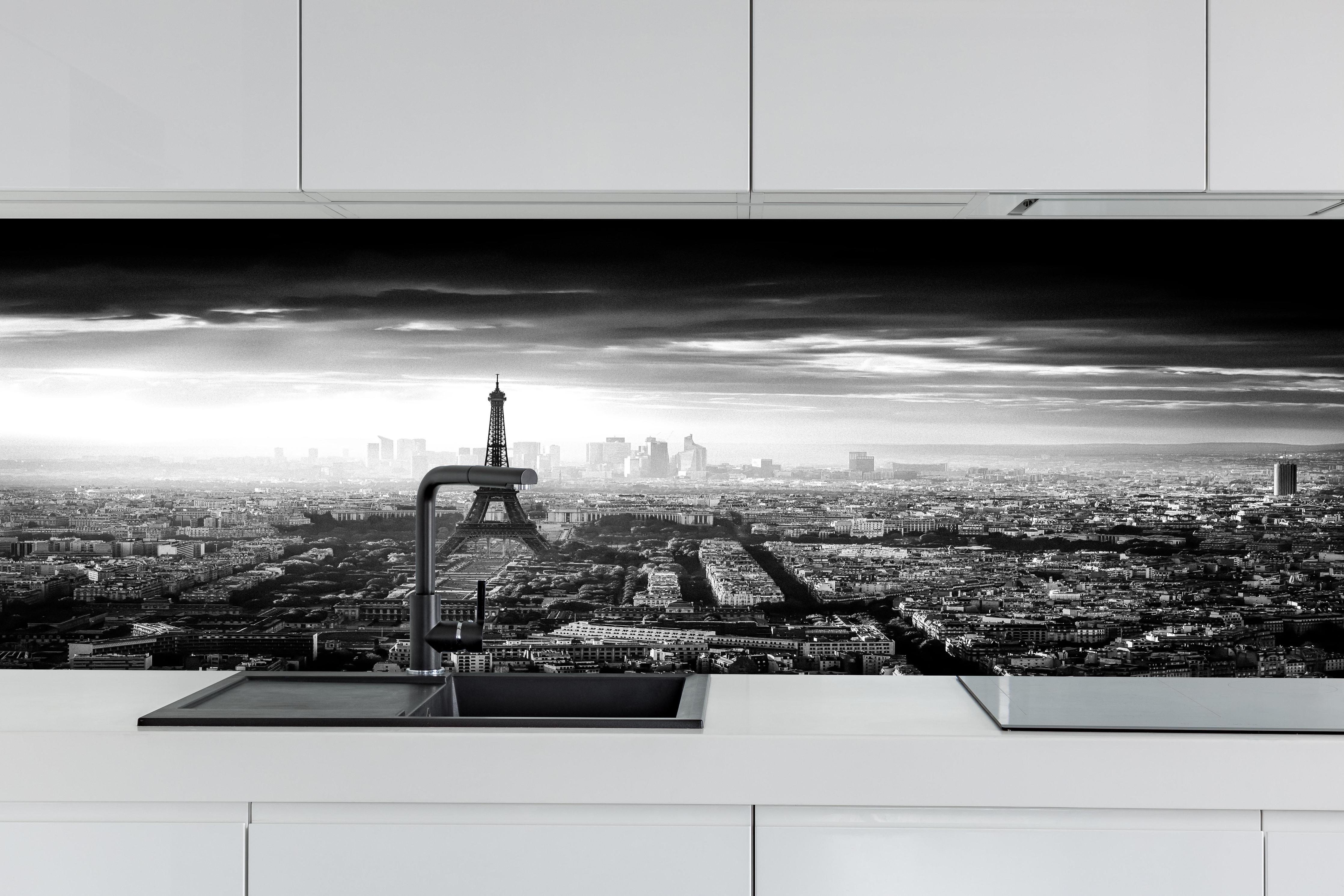 Küche - Stadtbild - Paris, Frankreich hinter weißen Hochglanz-Küchenregalen und schwarzem Wasserhahn