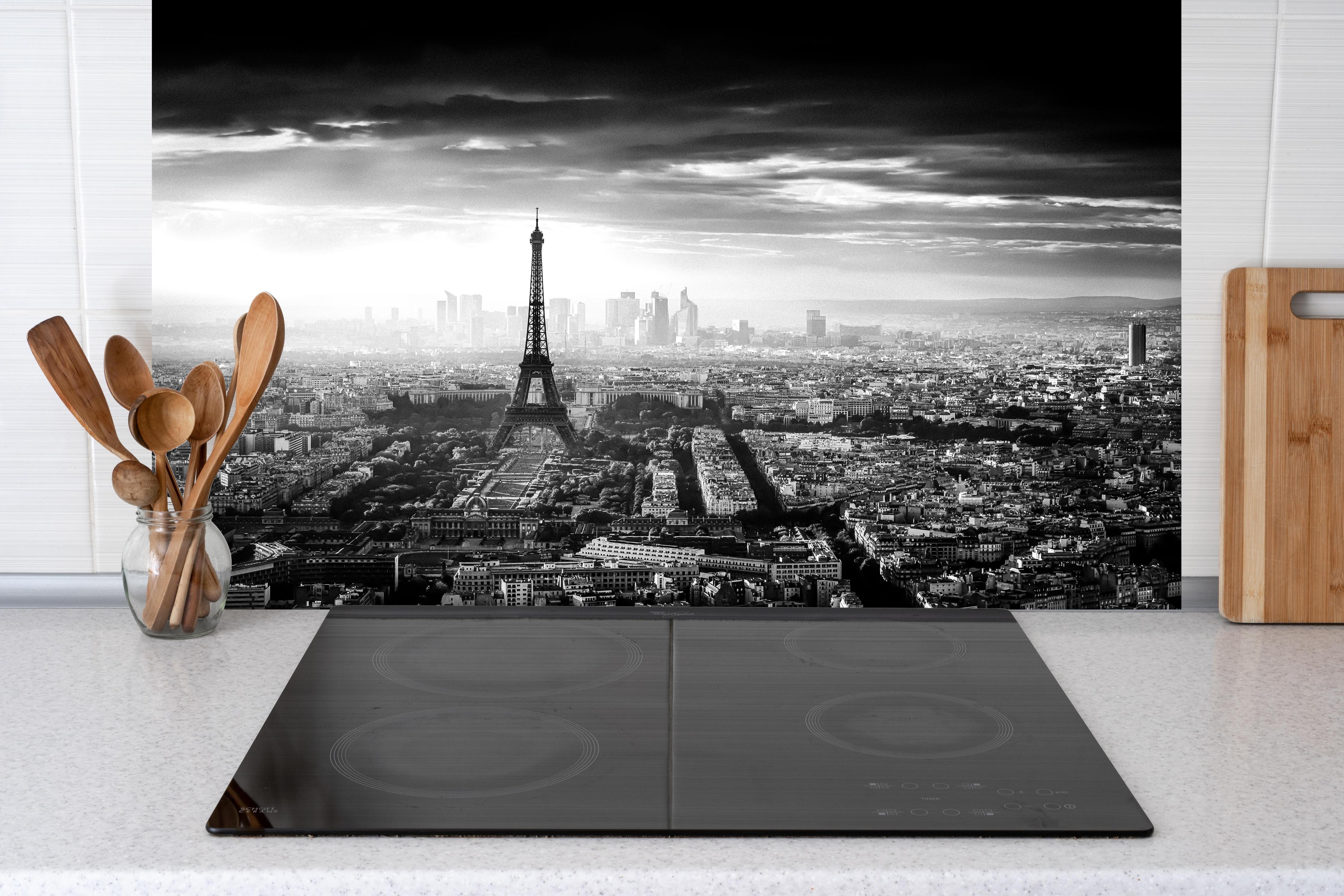 Küche - Stadtbild - Paris, Frankreich hinter weißen Hochglanz-Küchenregalen und schwarzem Wasserhahn