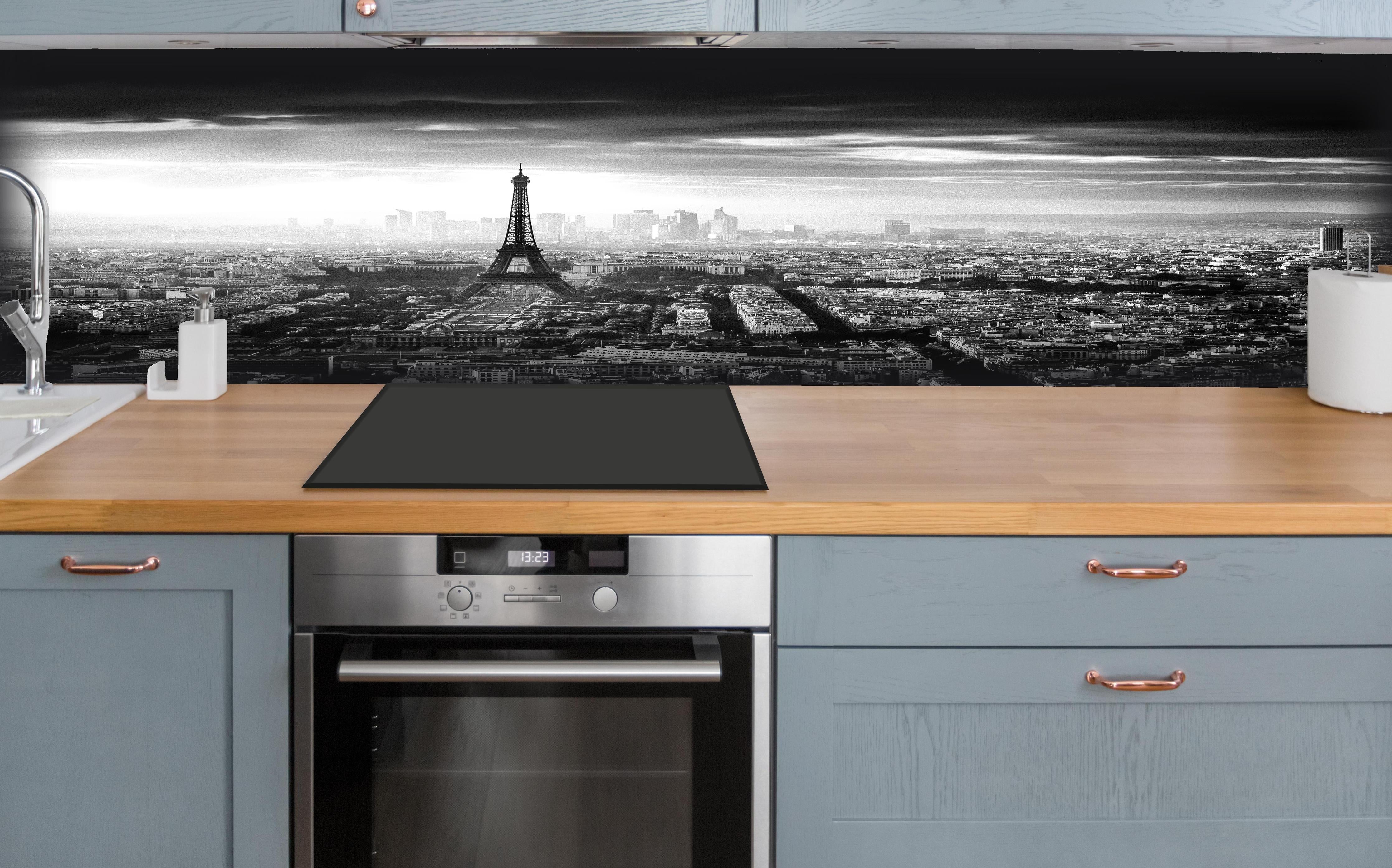 Küche - Stadtbild - Paris, Frankreich hinter weißen Hochglanz-Küchenregalen und schwarzem Wasserhahn