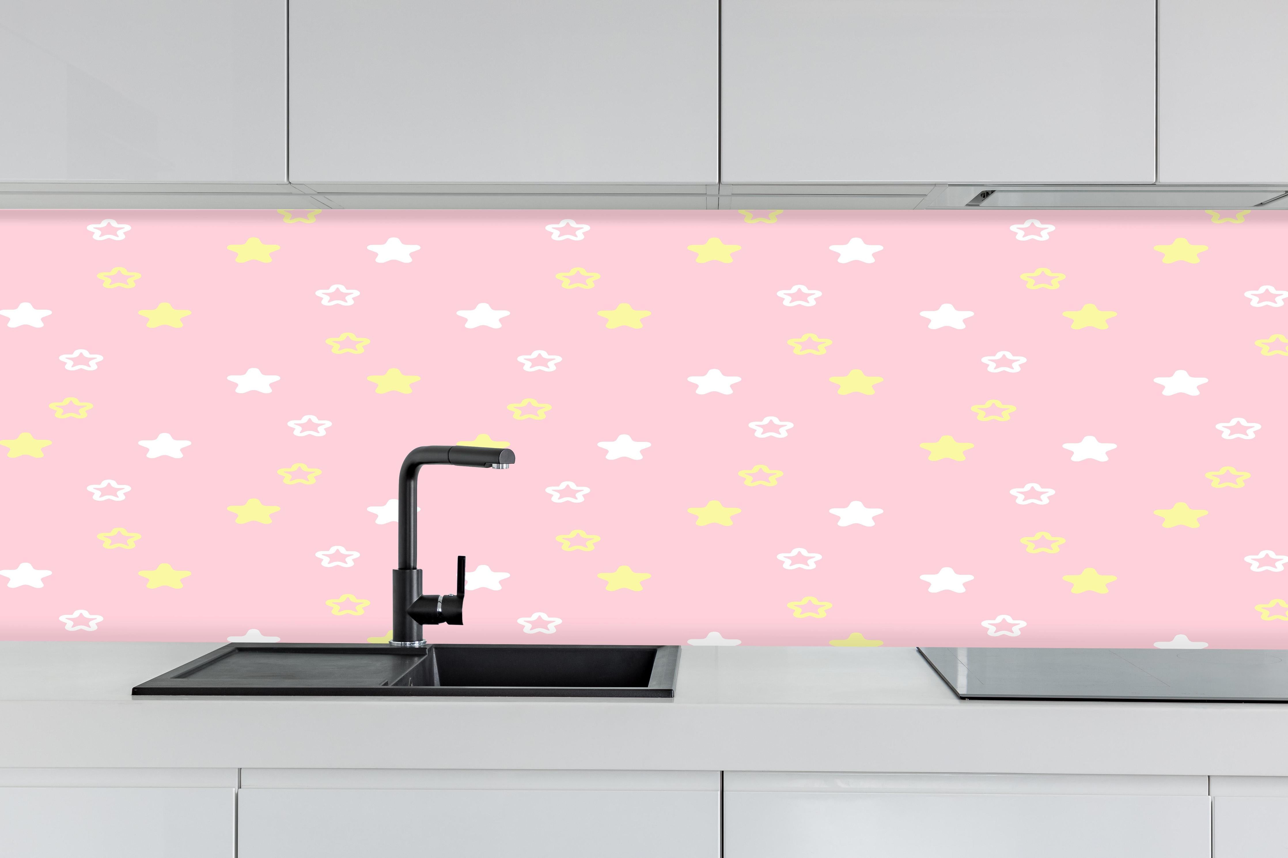 Küche - Sterne Rosa Gelb Muster hinter weißen Hochglanz-Küchenregalen und schwarzem Wasserhahn