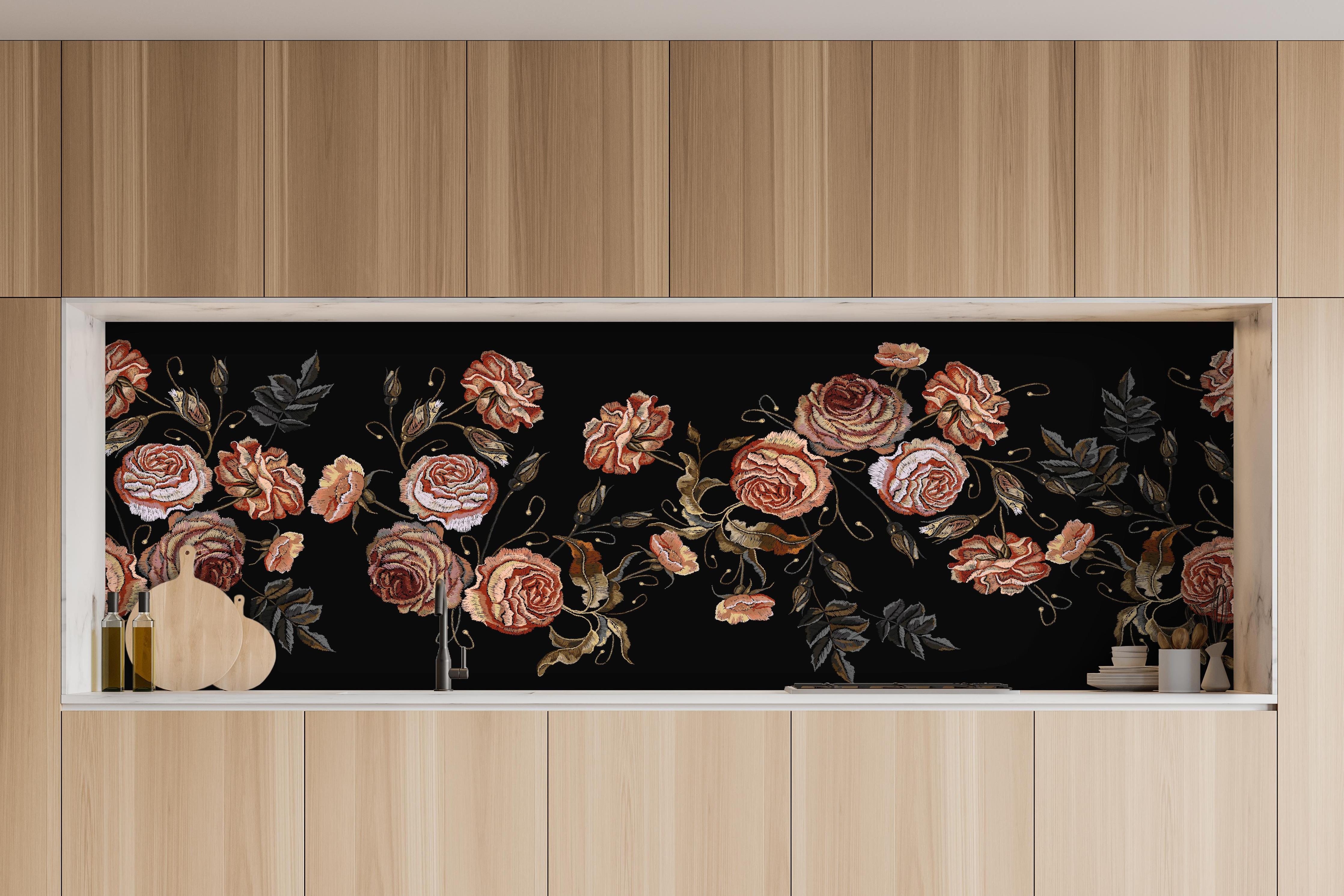 Küche - Stickerei Vintage Rosen auf Schwarz Muster hinter weißen Hochglanz-Küchenregalen und schwarzem Wasserhahn