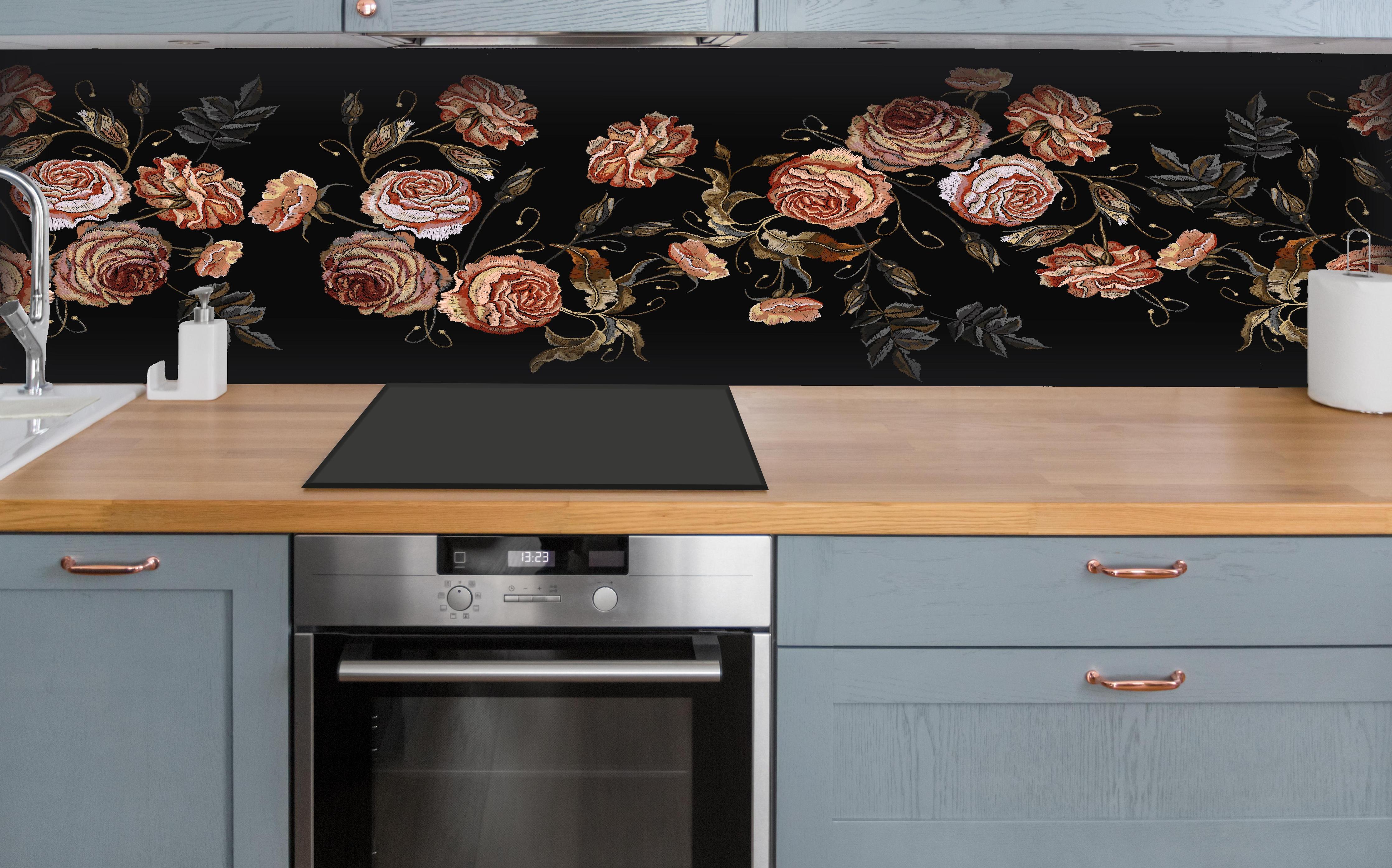 Küche - Stickerei Vintage Rosen auf Schwarz Muster hinter weißen Hochglanz-Küchenregalen und schwarzem Wasserhahn