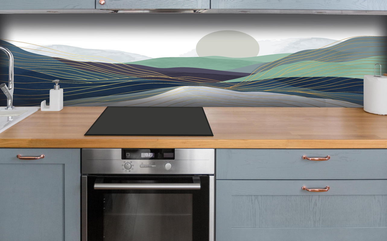 Küche - Stilisierte Hügel-Landschaft mit Sonne hinter weißen Hochglanz-Küchenregalen und schwarzem Wasserhahn