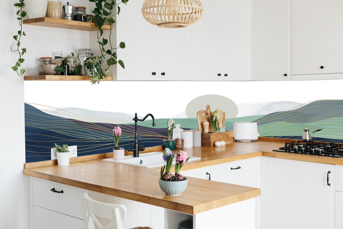Küche - Stilisierte Hügel-Landschaft mit Sonne hinter weißen Hochglanz-Küchenregalen und schwarzem Wasserhahn